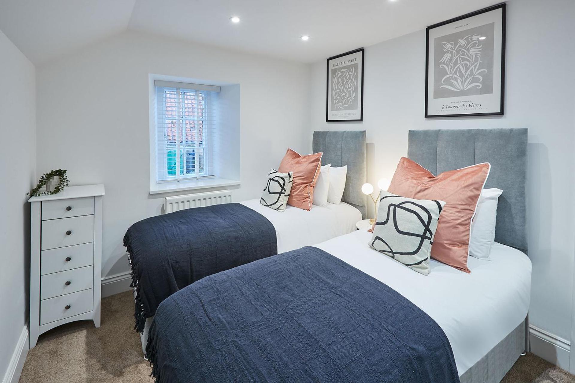 Seven-Bedroom House photo 3