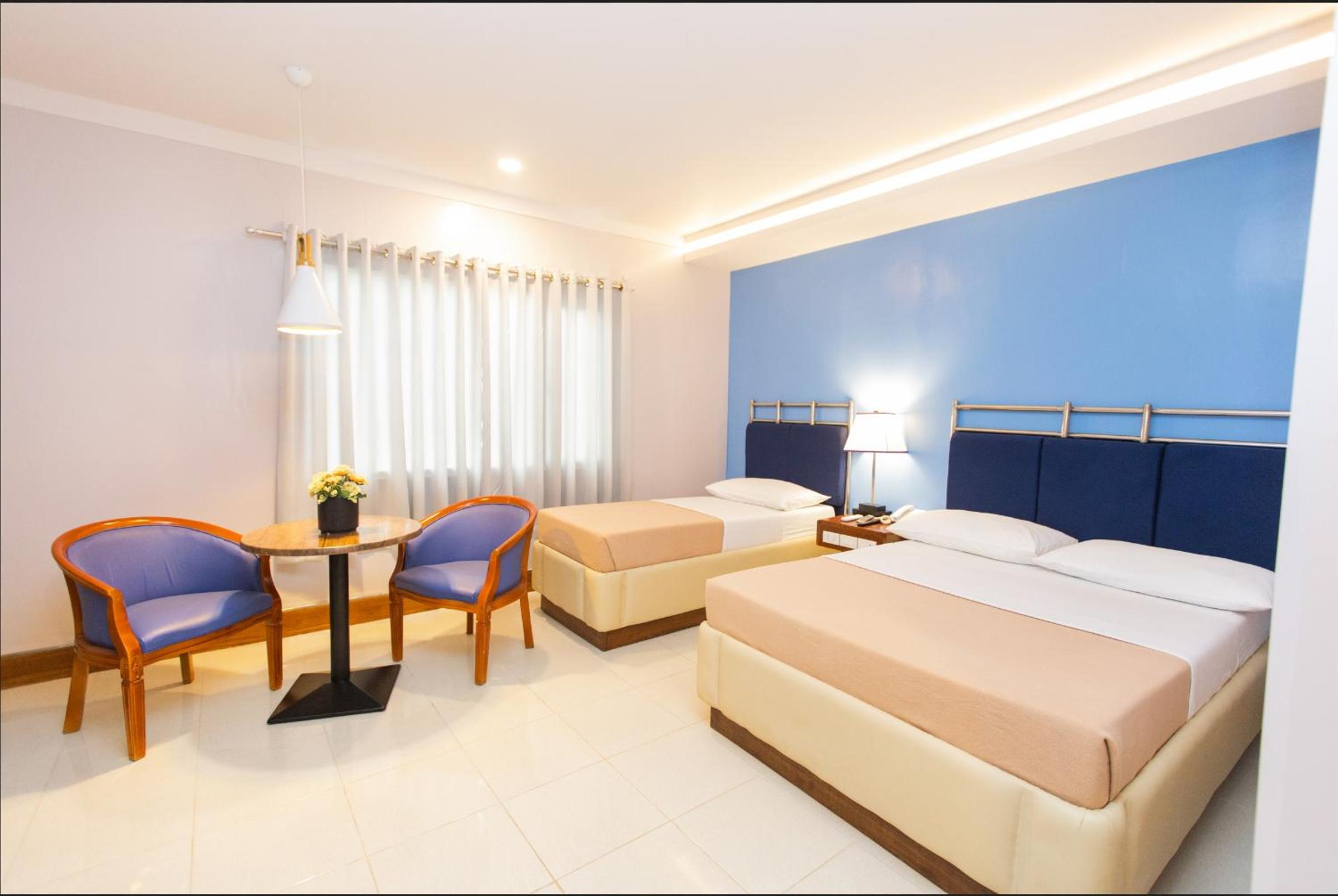 Deluxe Family Room - Photo 2