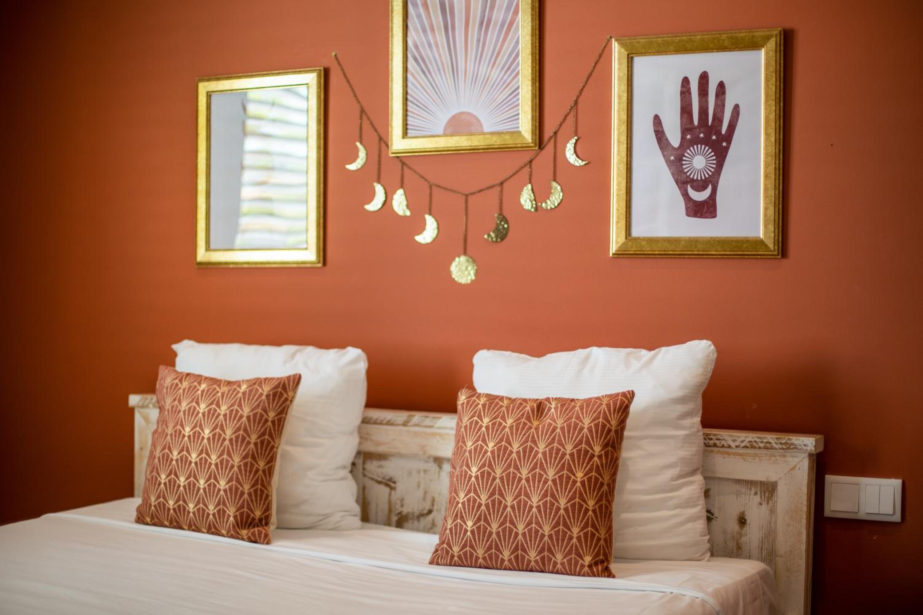 Queen Room photo 2