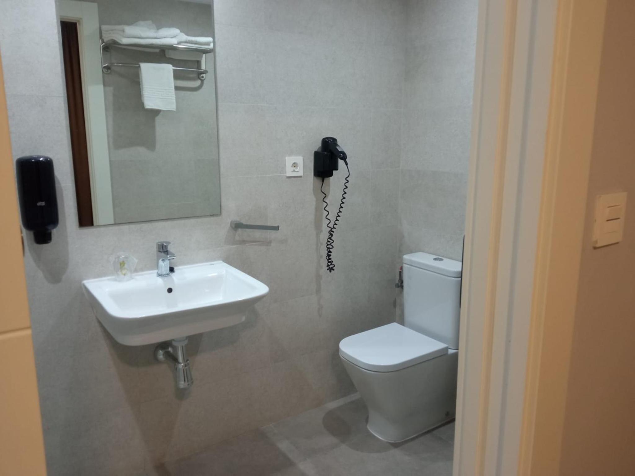 Double Or Twin Room - Photo 6
