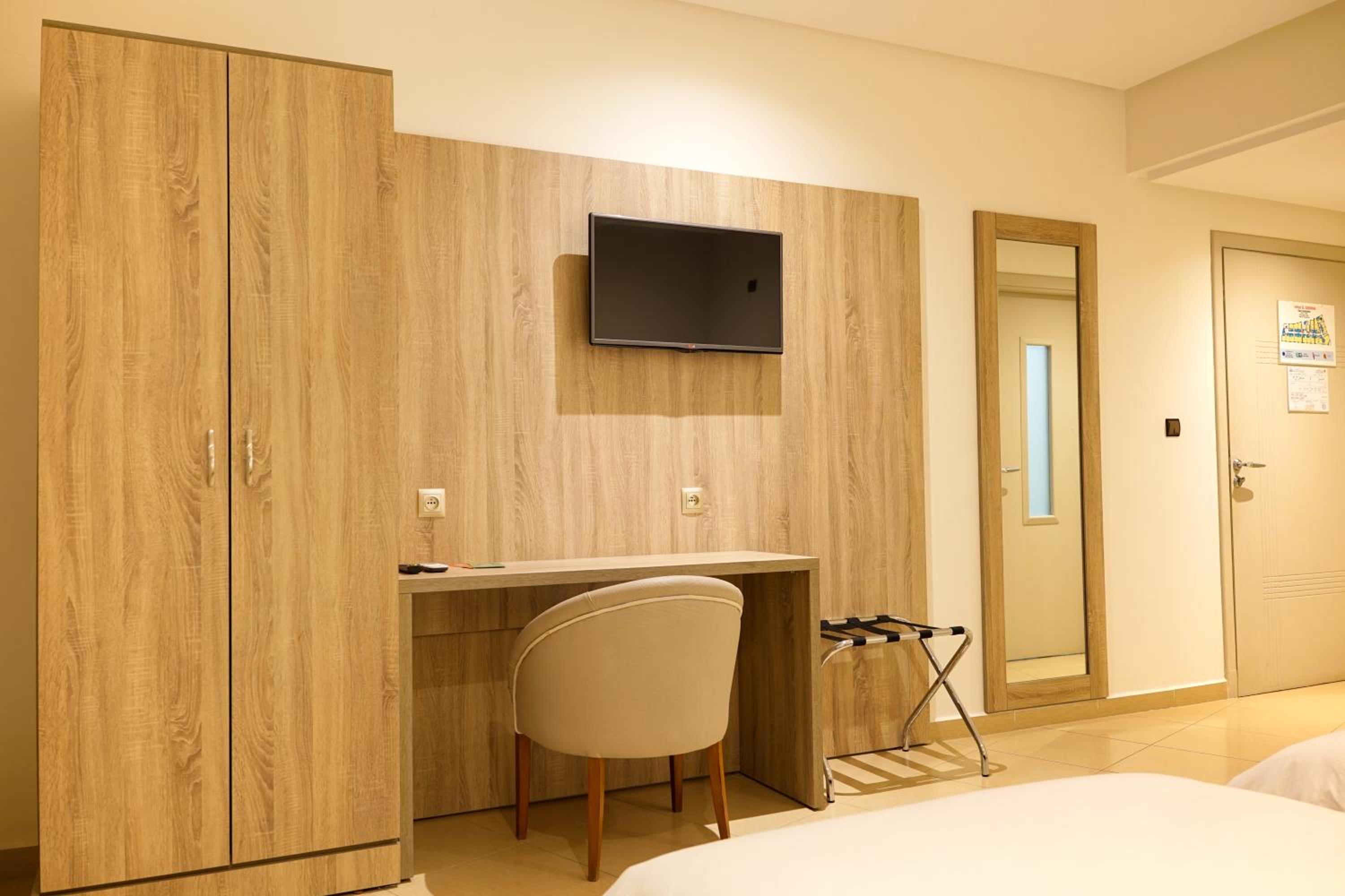 Family Room - Photo 4