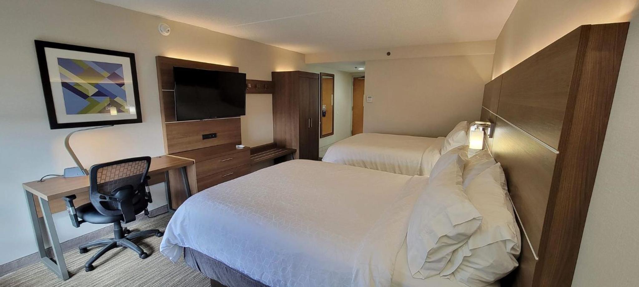 Standard Queen Room with Two Queen Beds - Photo 7