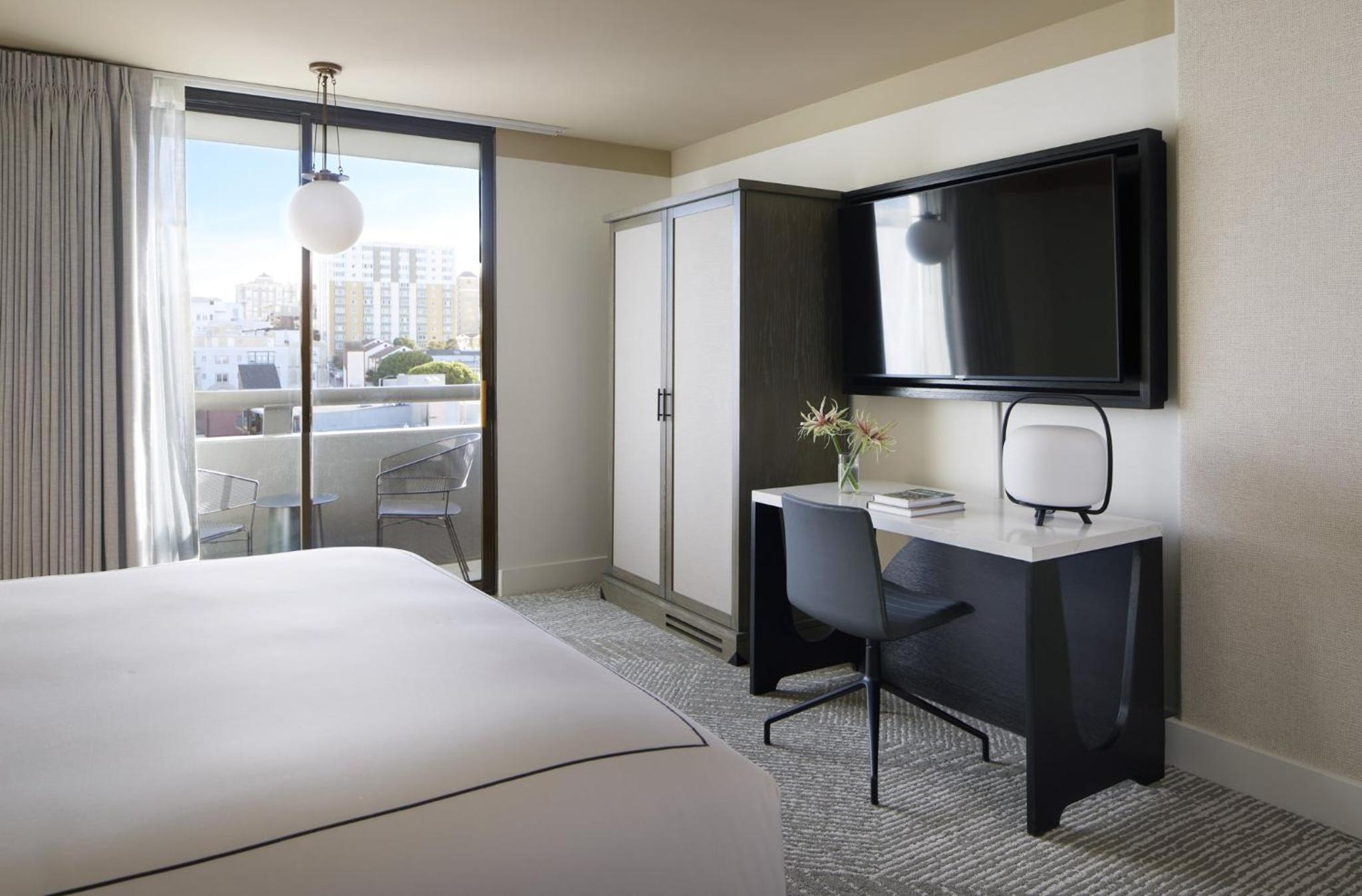King Room with Balcony - Photo 5