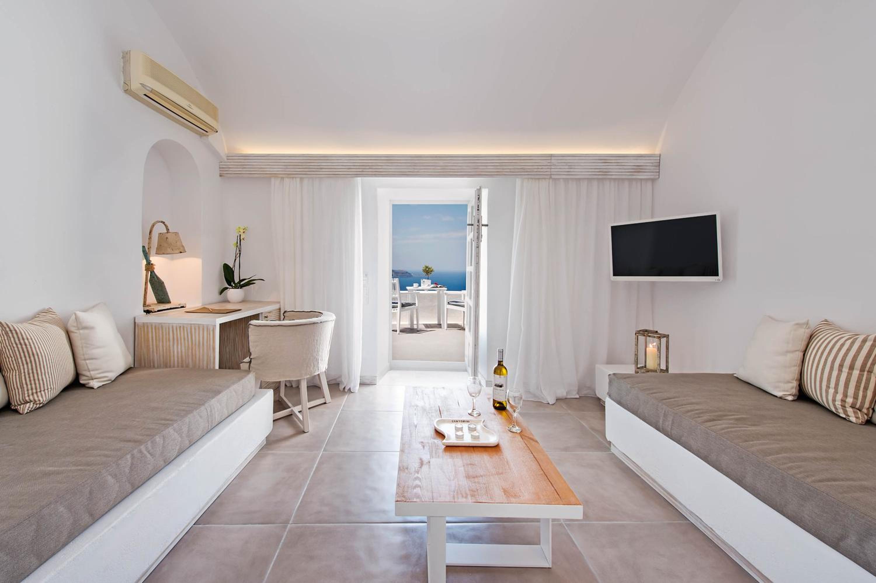 Deluxe Suite with Caldera View - Photo 13