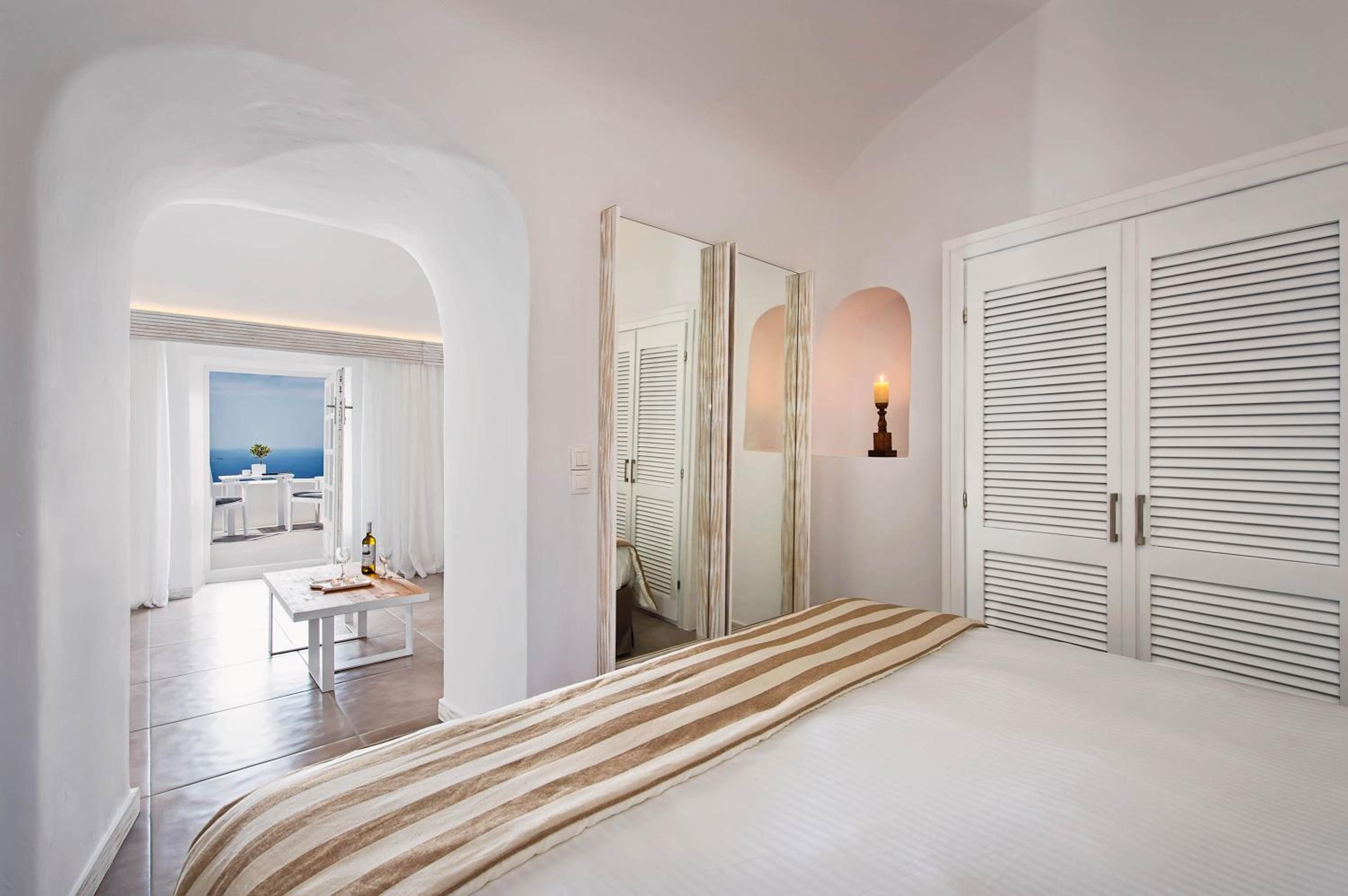 Deluxe Suite with Caldera View - Photo 14