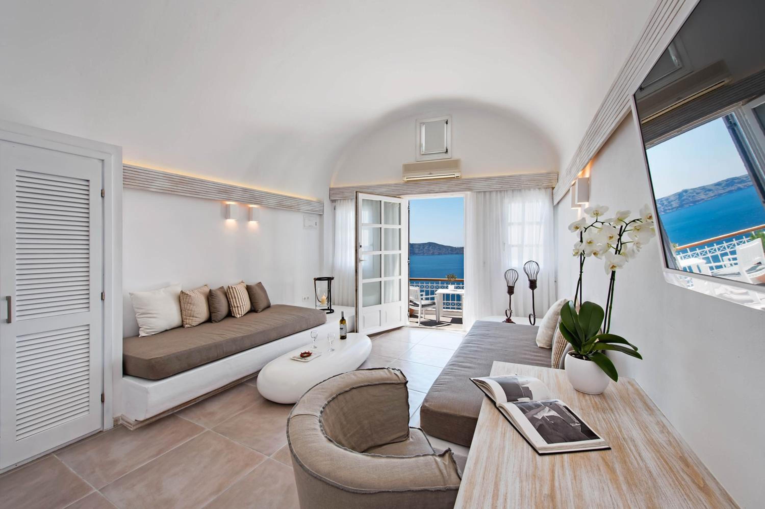 Deluxe Suite with Caldera View - Photo 3