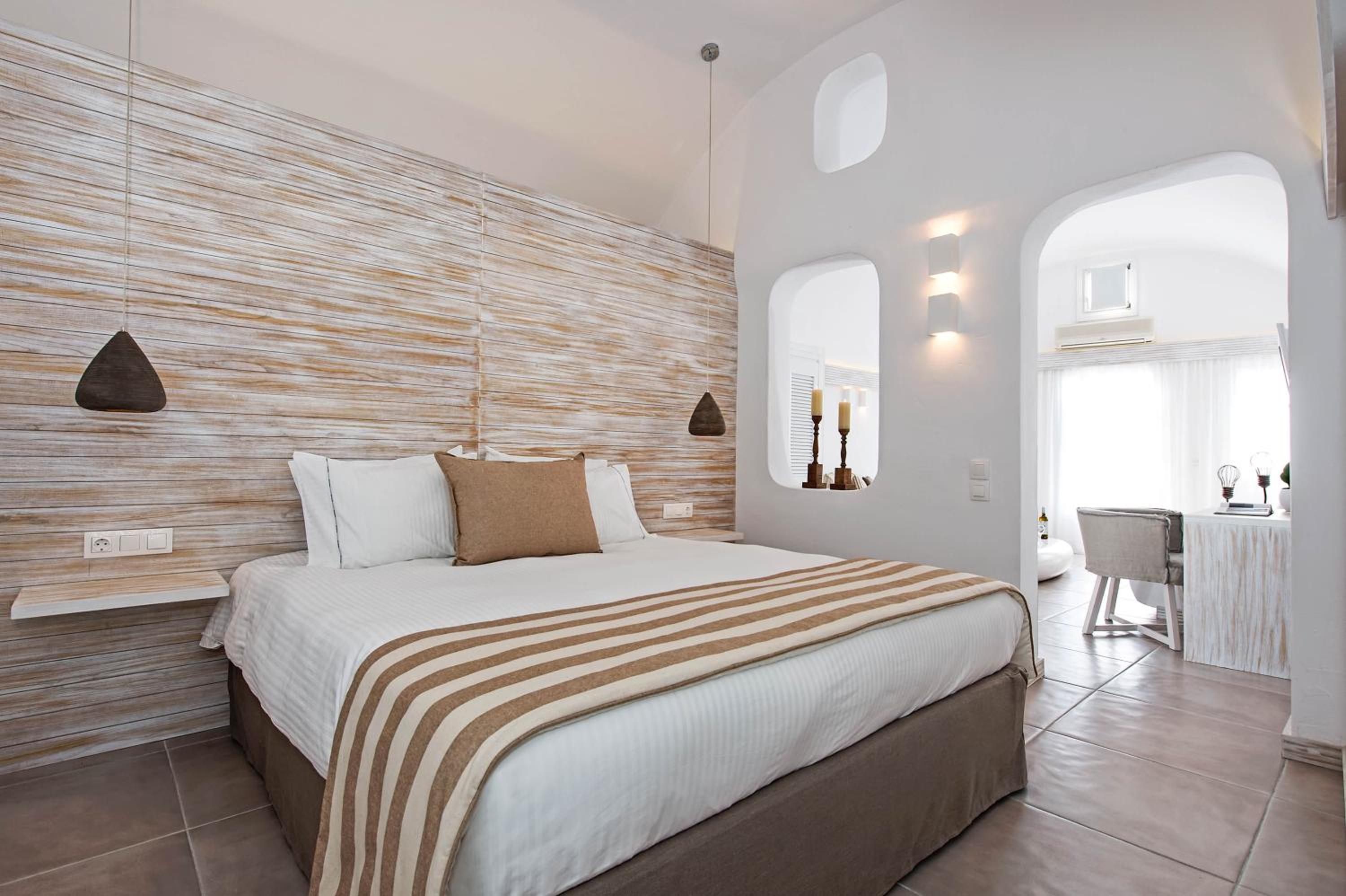 Deluxe Suite with Caldera View - Photo 4
