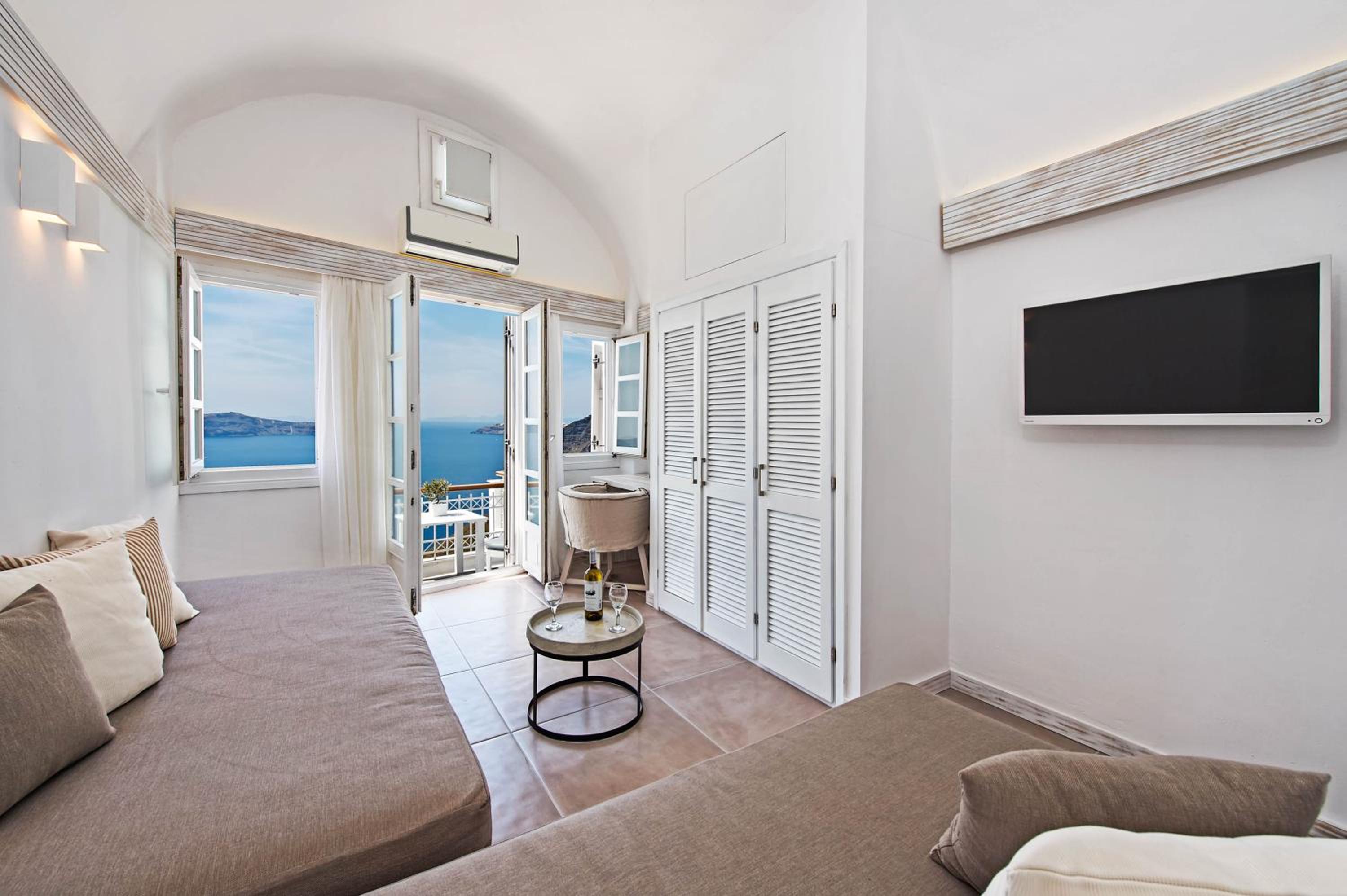 Deluxe Suite with Caldera View - Photo 8