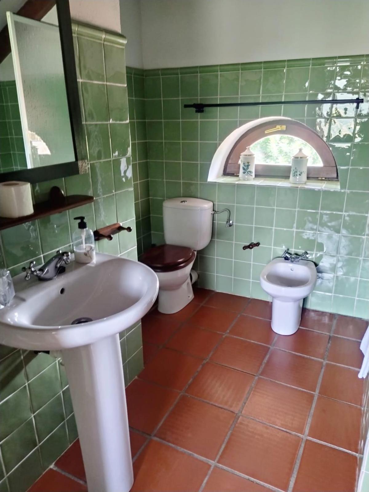 Five-Bedroom House photo 2
