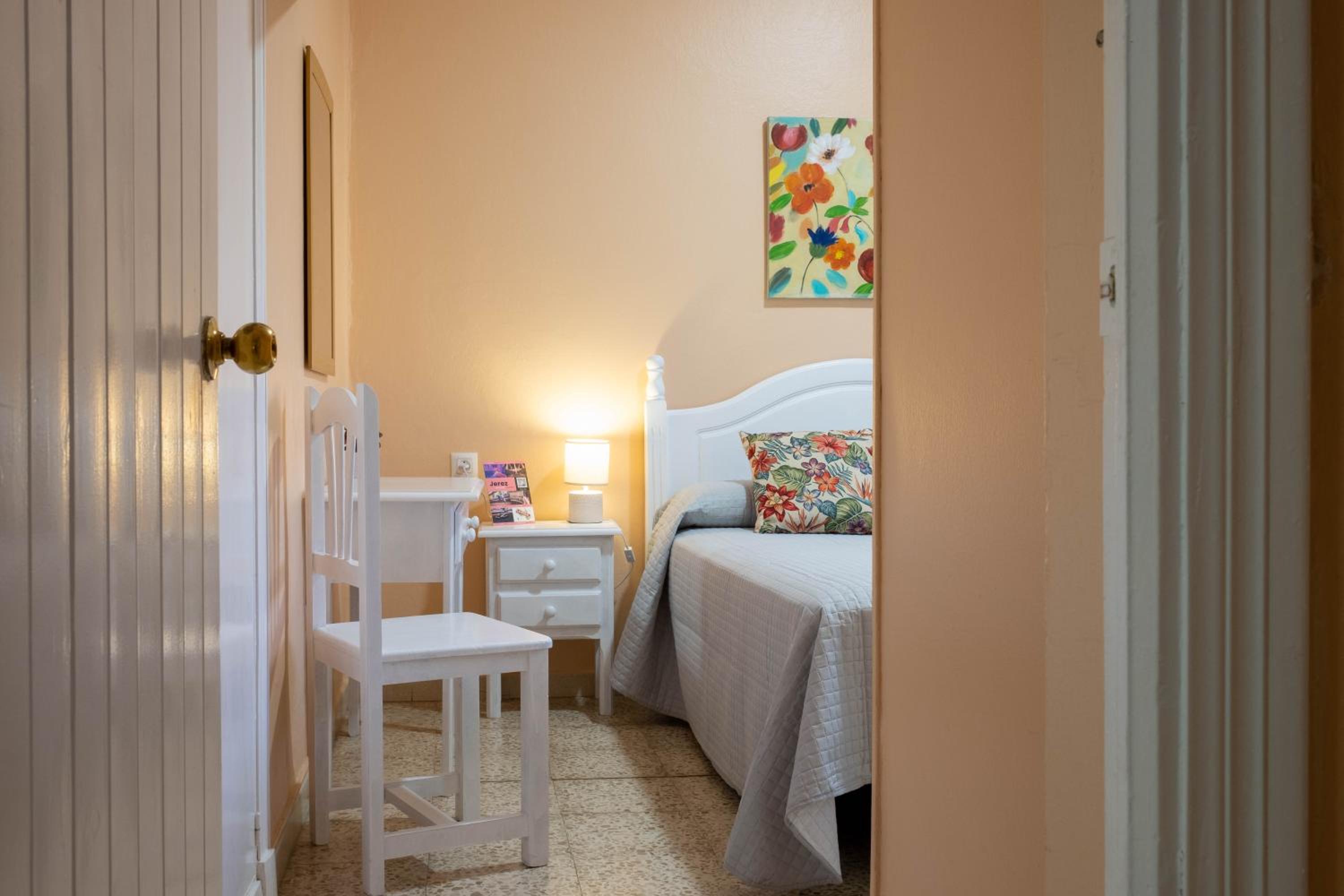 Double or Twin Room with City View - Photo 6