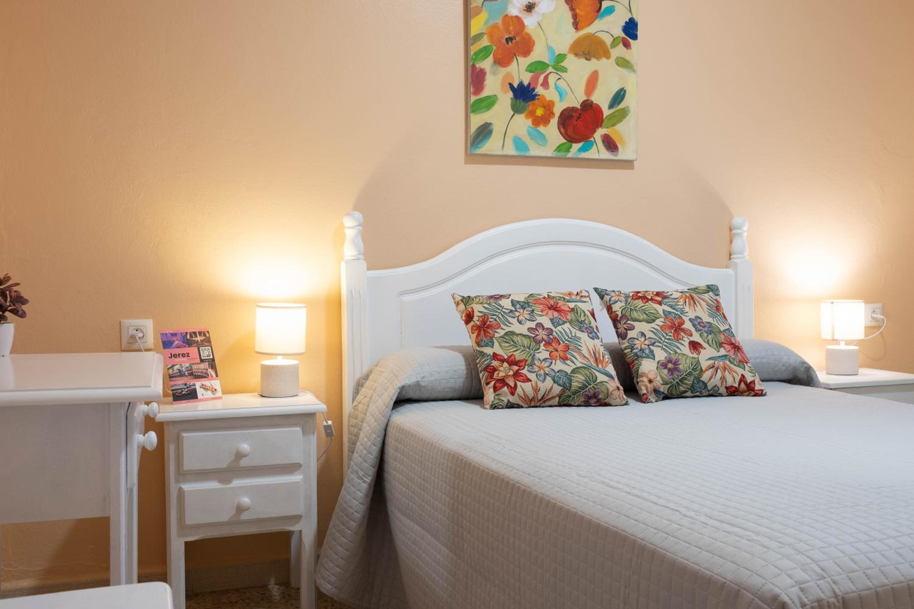 Double or Twin Room with City View - Photo 4