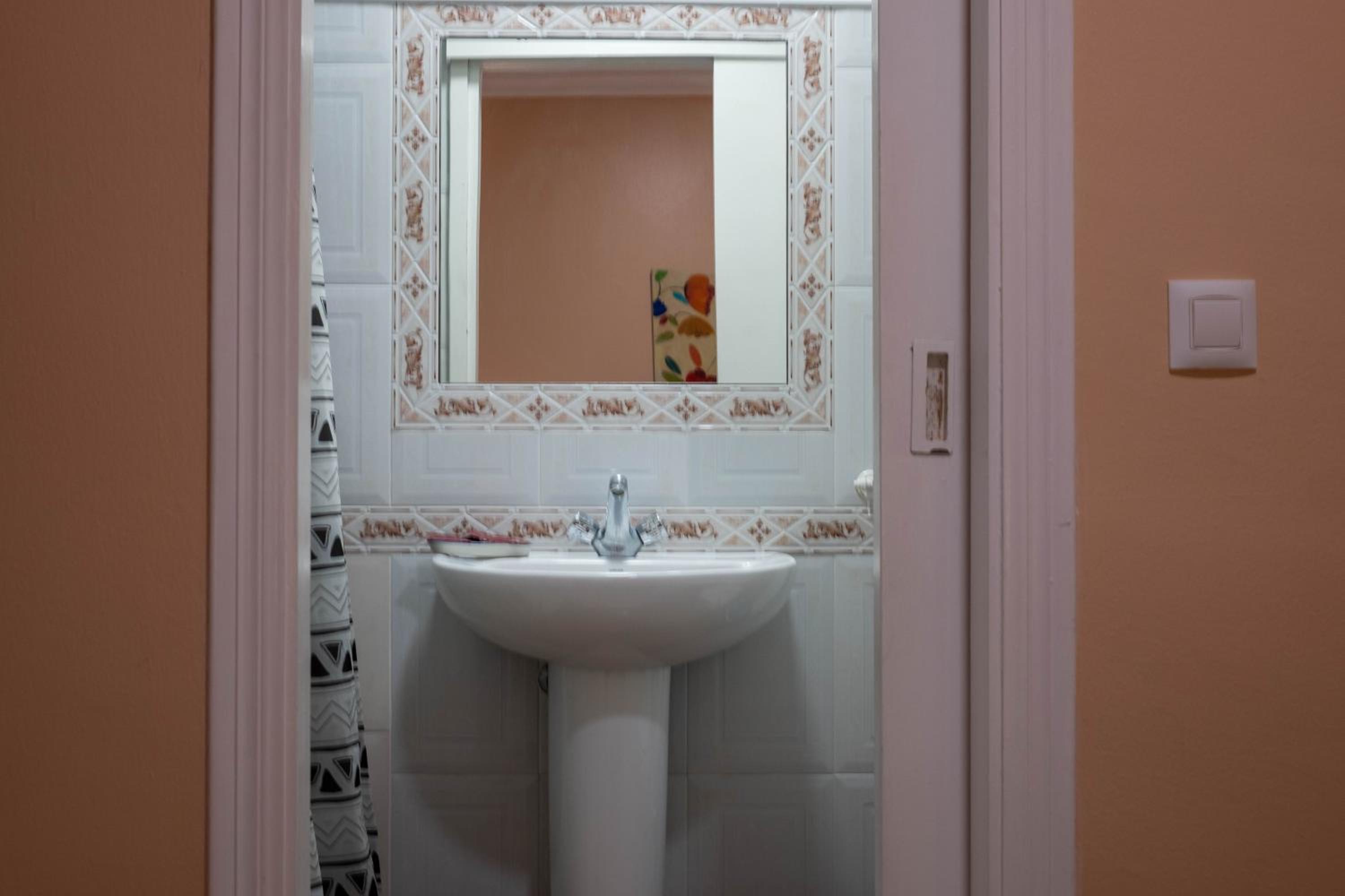 Double or Twin Room with City View - Photo 8