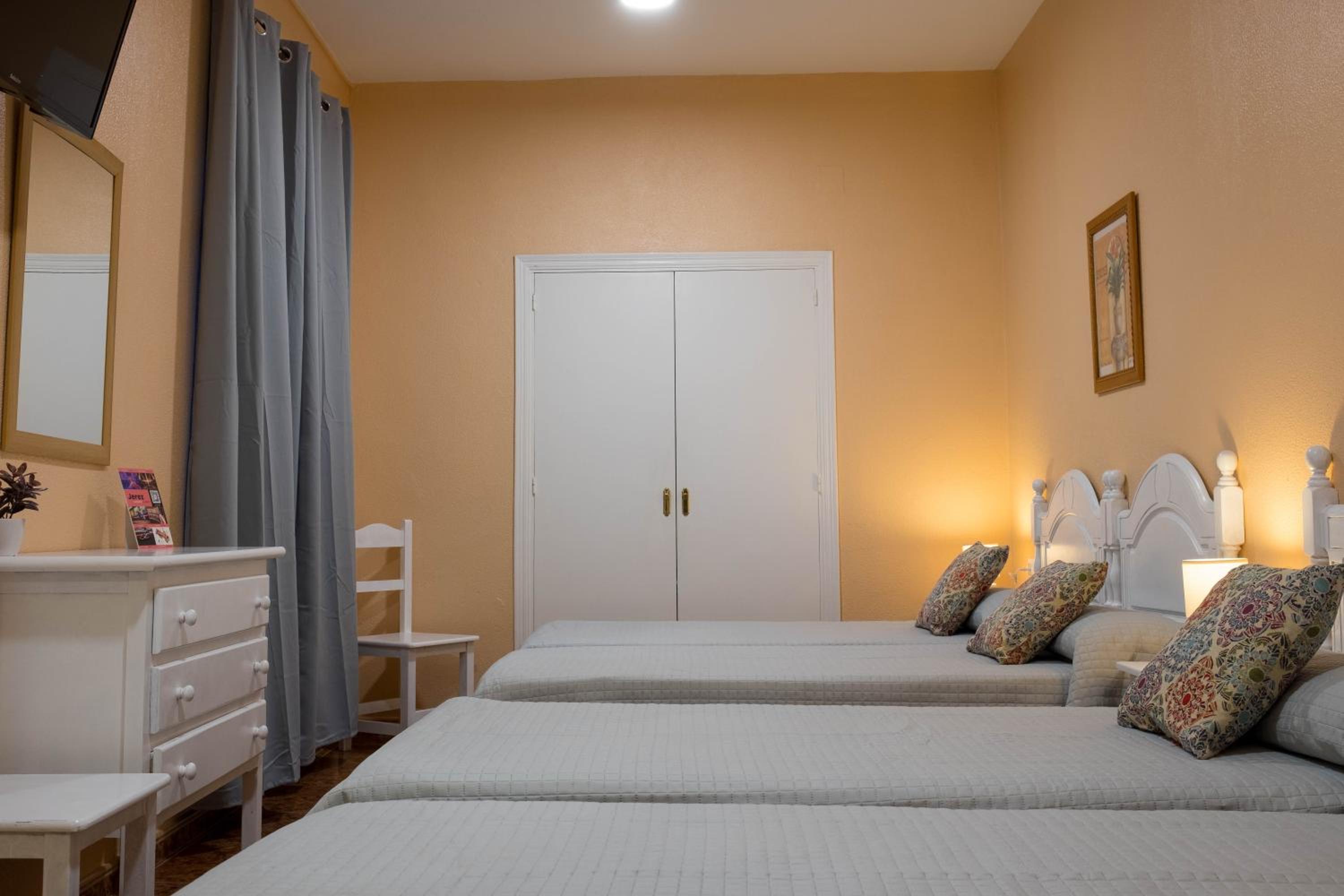 Quadruple Room (4 Adults) - Photo 6