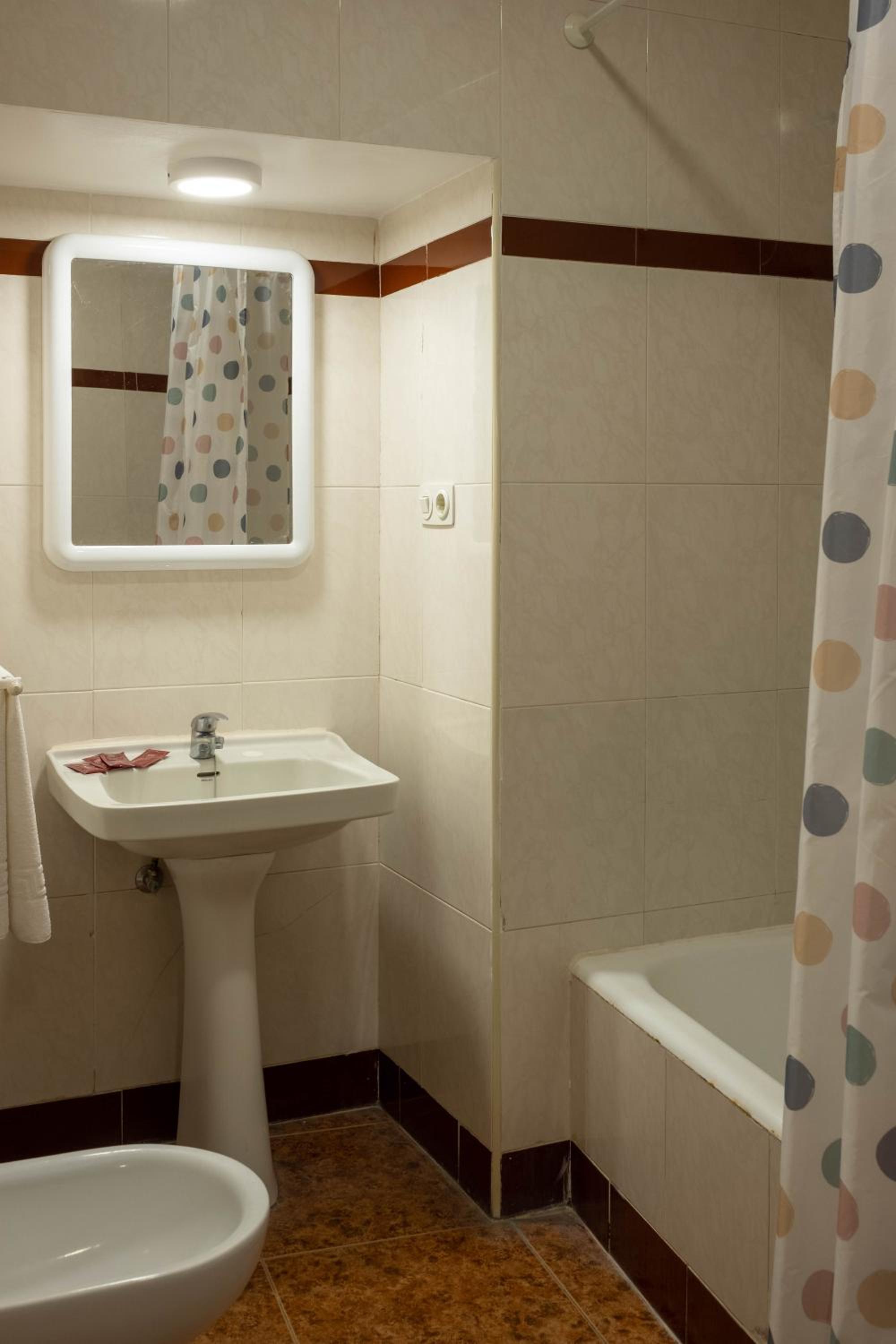 Double Room with Private Bathroom - Photo 9