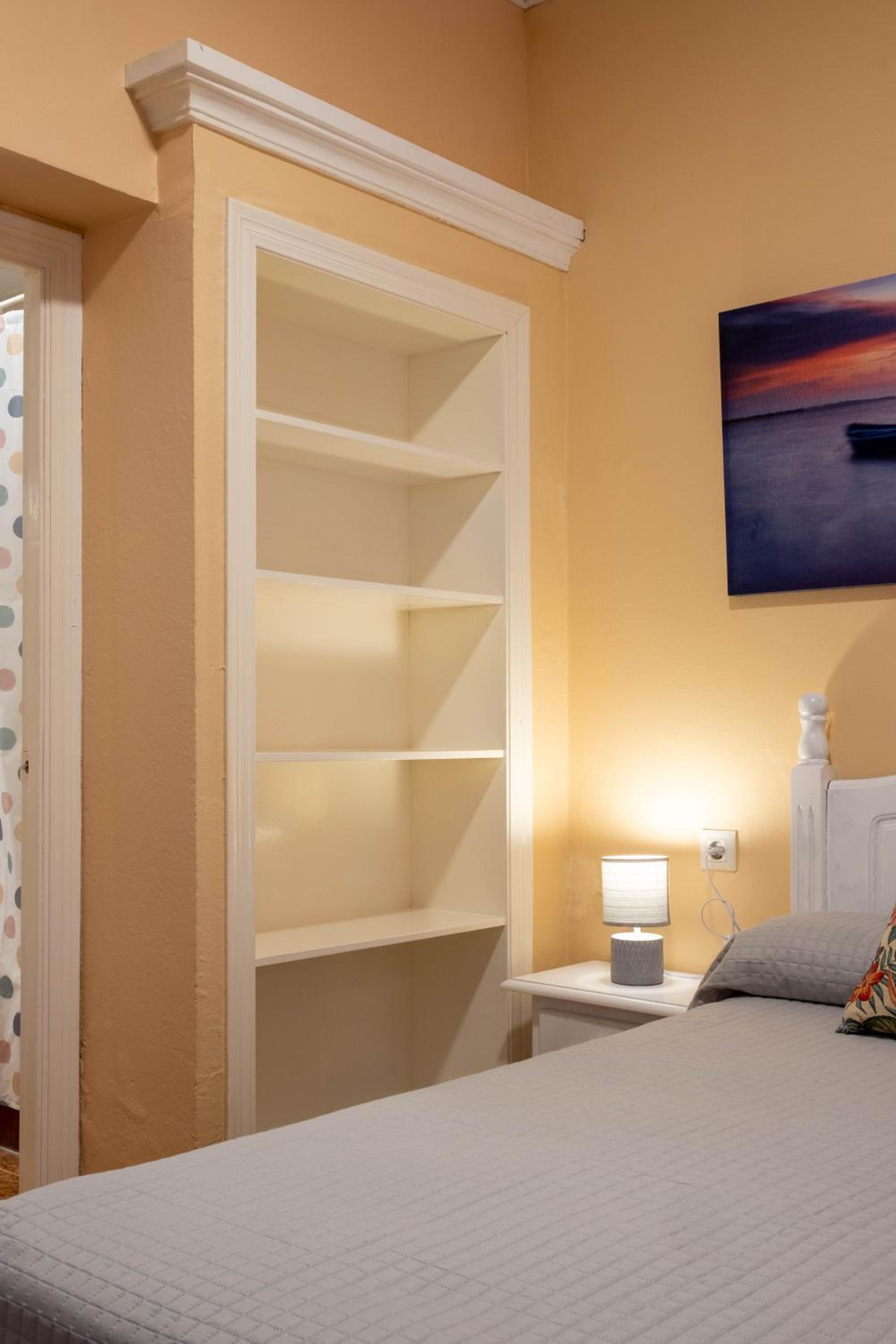 Double Room with Private Bathroom - Photo 2