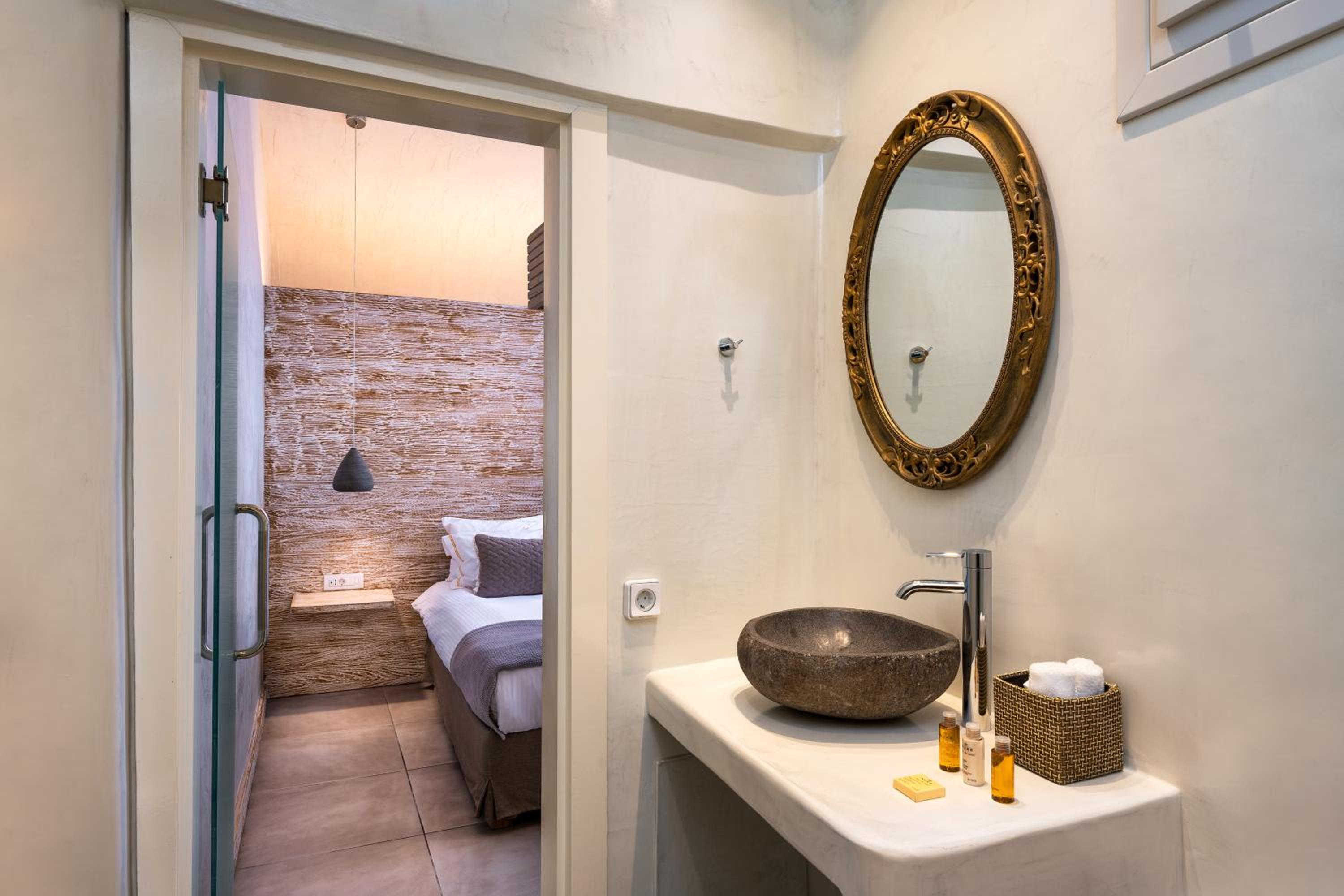 Deluxe Suite with Caldera View - Photo 18