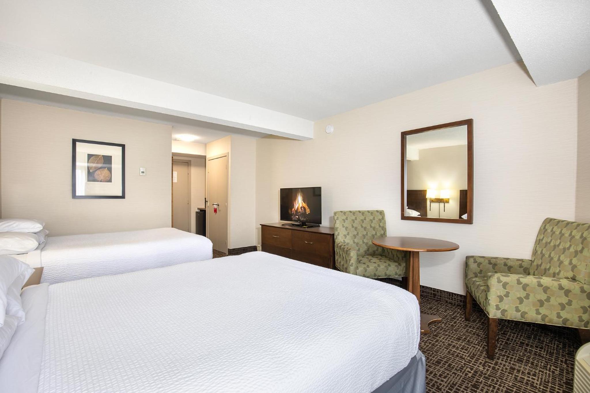 Queen Room with Two Queen Beds - Non-Smoking - Photo 1