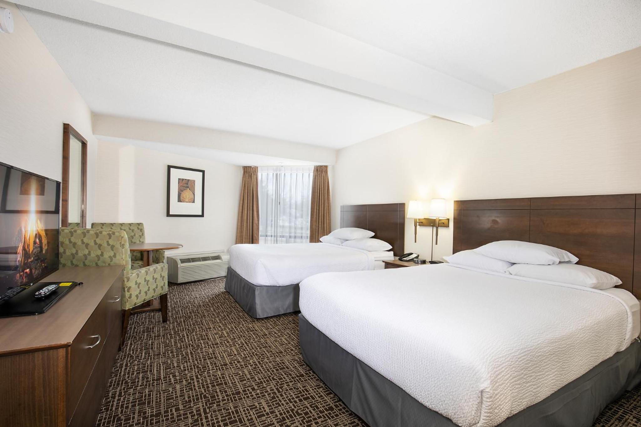 Queen Room with Two Queen Beds - Non-Smoking - Photo 2