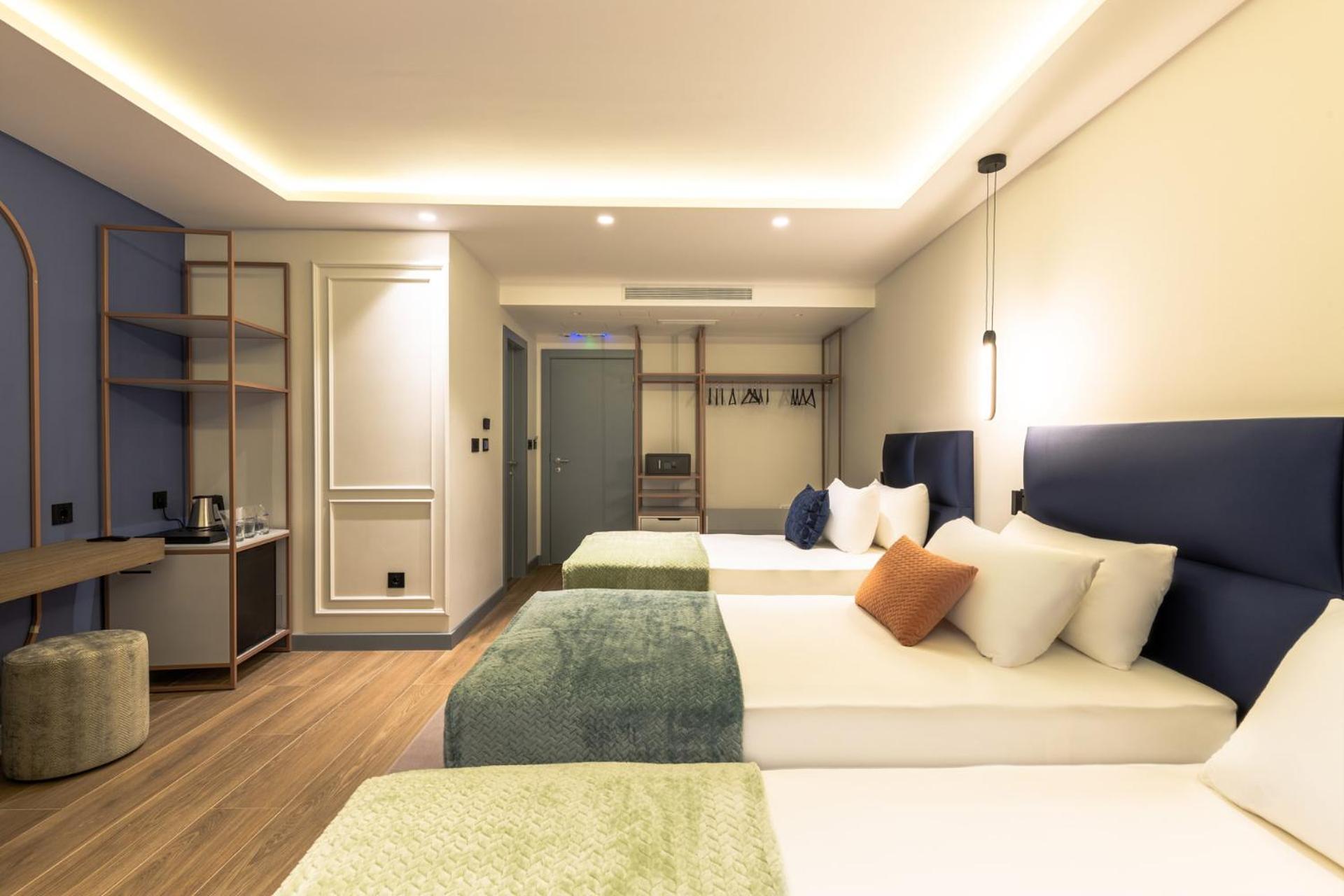 Deluxe Triple Room with River View - Photo 4