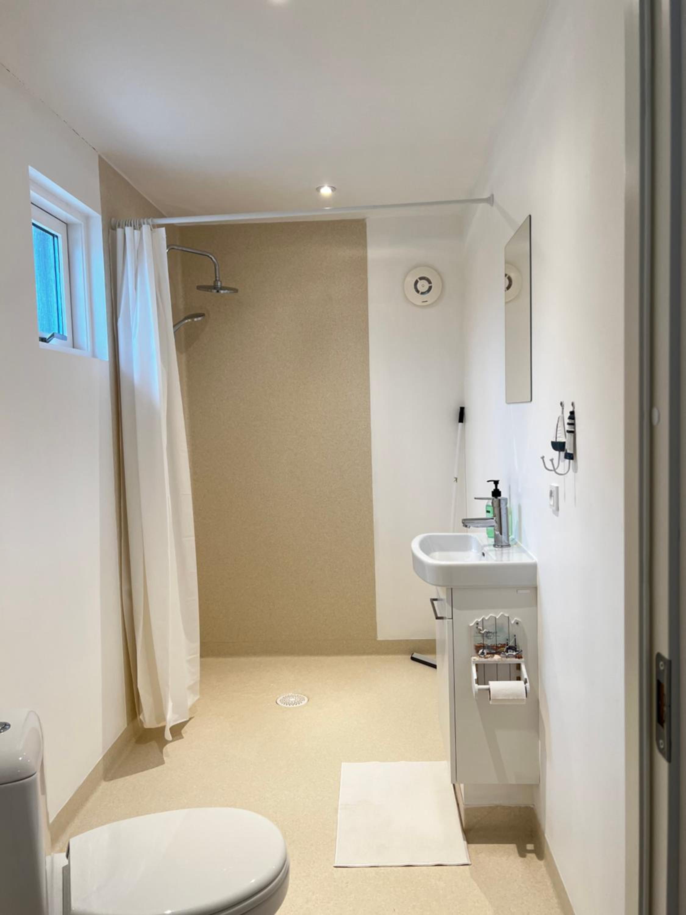 Double Room with Private Bathroom - Photo 2