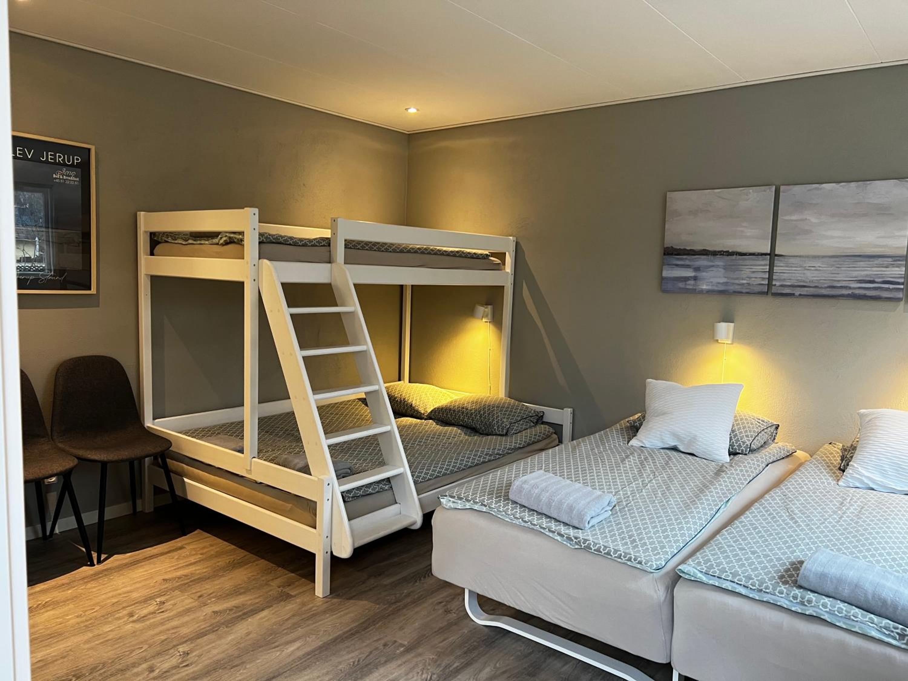 Family Room - Disability Access - Photo 8