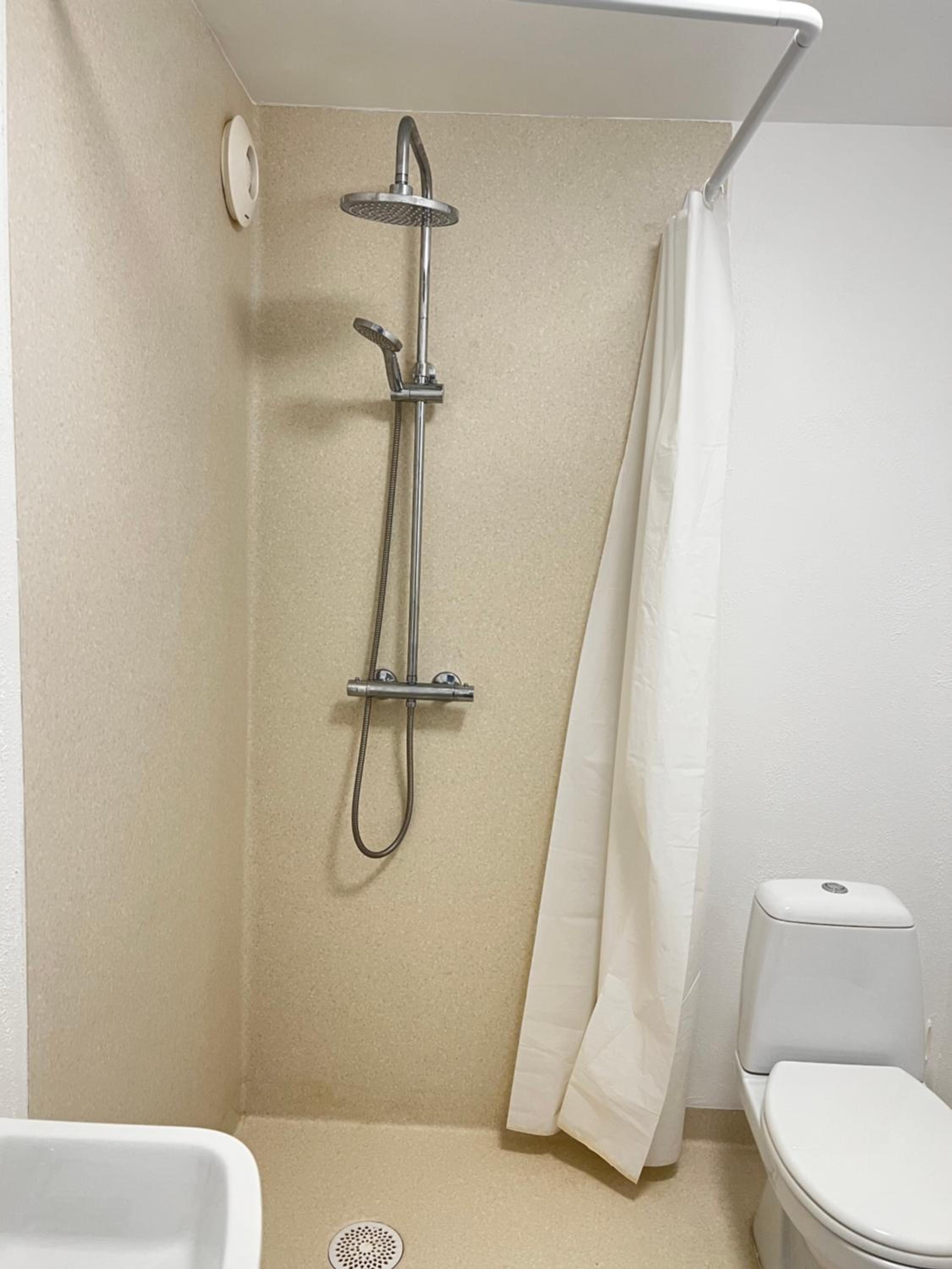 Family Room - Disability Access - Photo 18