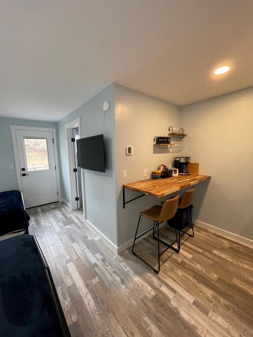 Deluxe King Room - Photo 11