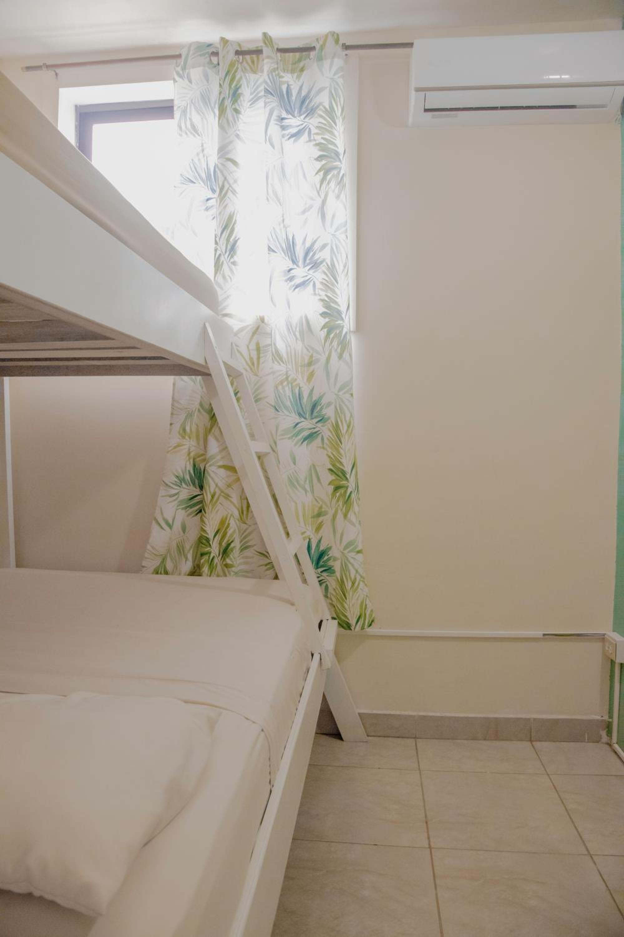 Basic Triple Room with Shared Bathroom photo 1