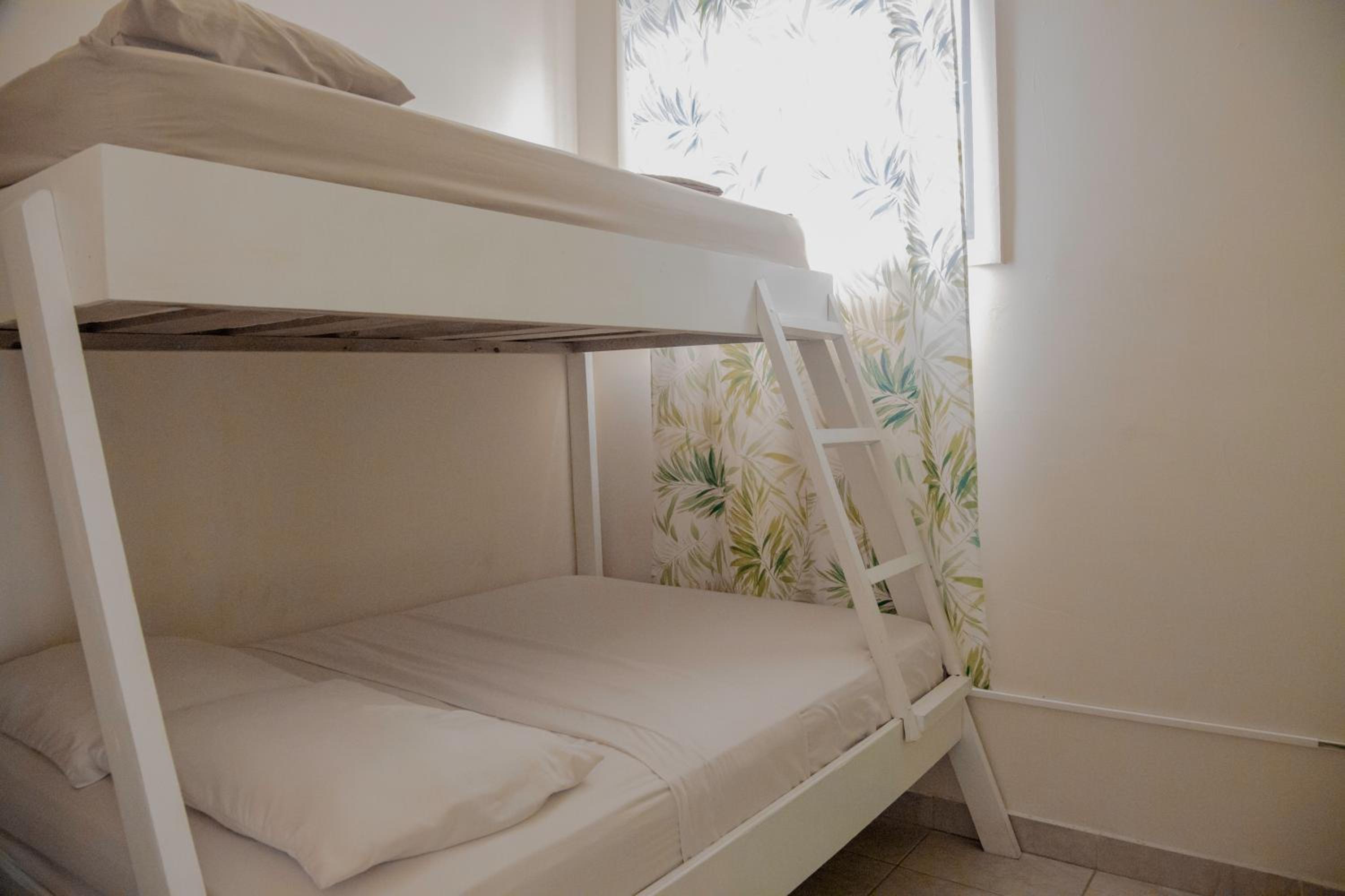 Basic Triple Room with Shared Bathroom photo 2