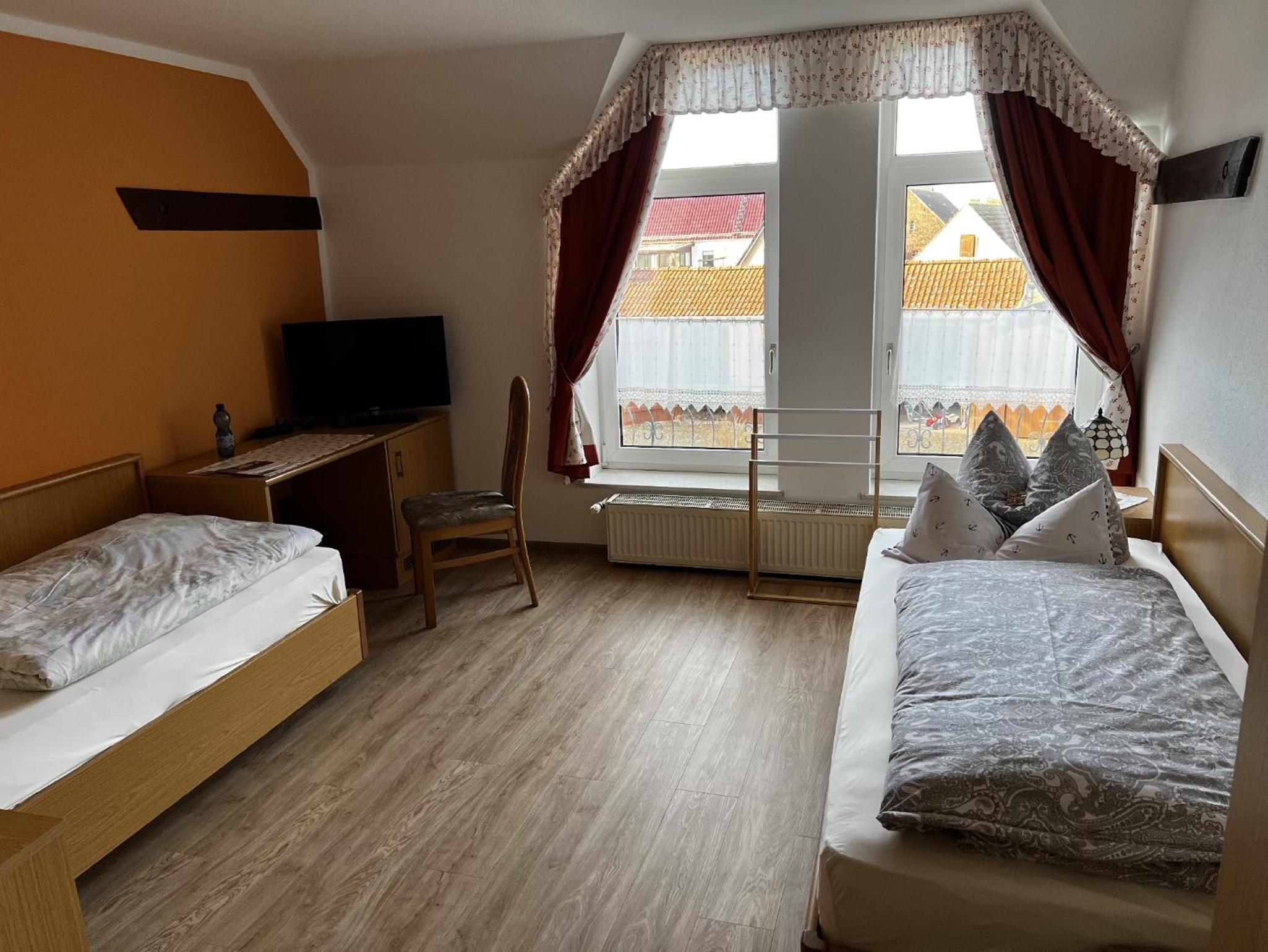 Large Twin Room photo 2