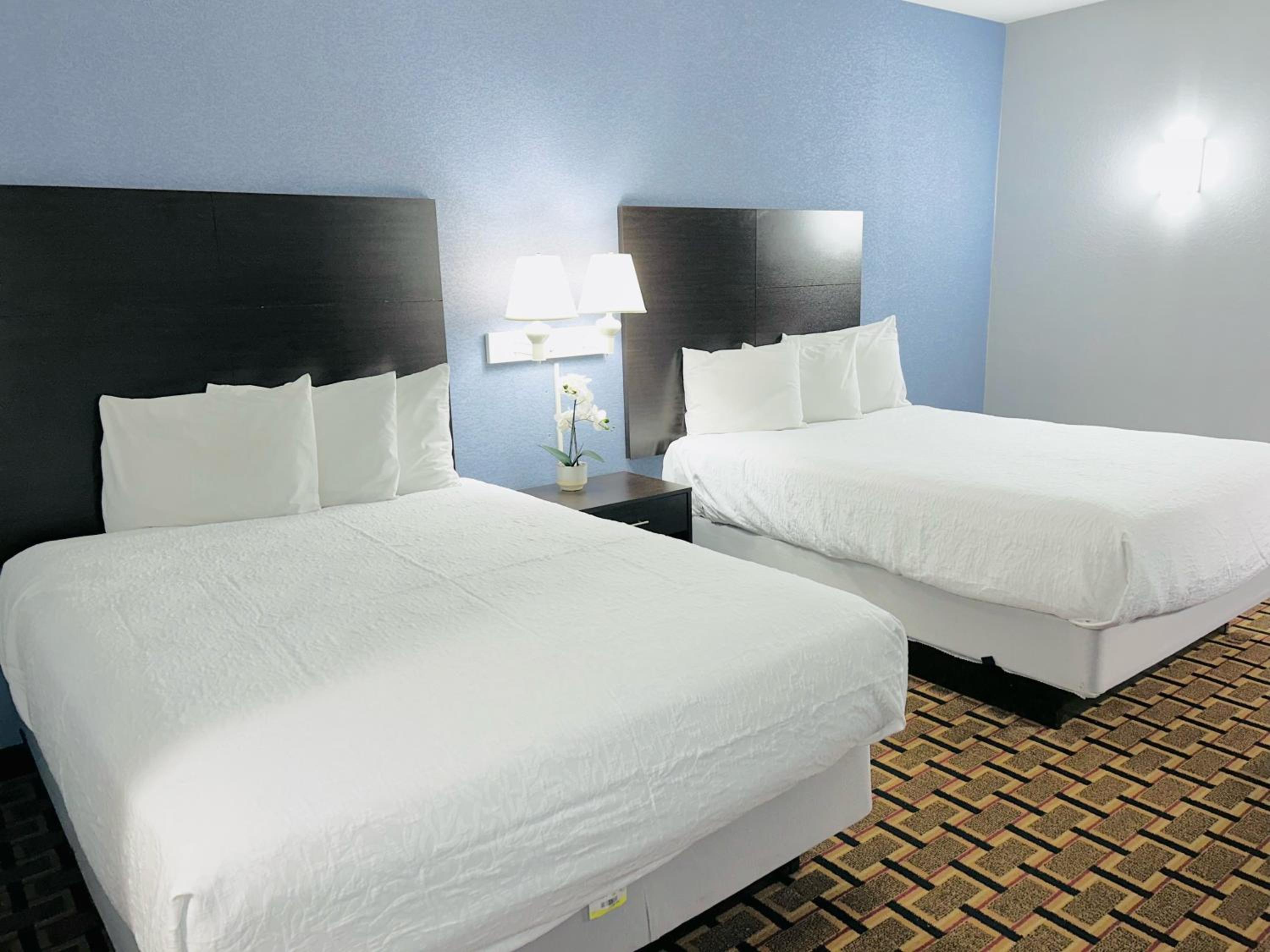 Queen Room with Two Queen Beds - Non-Smoking - Photo 1
