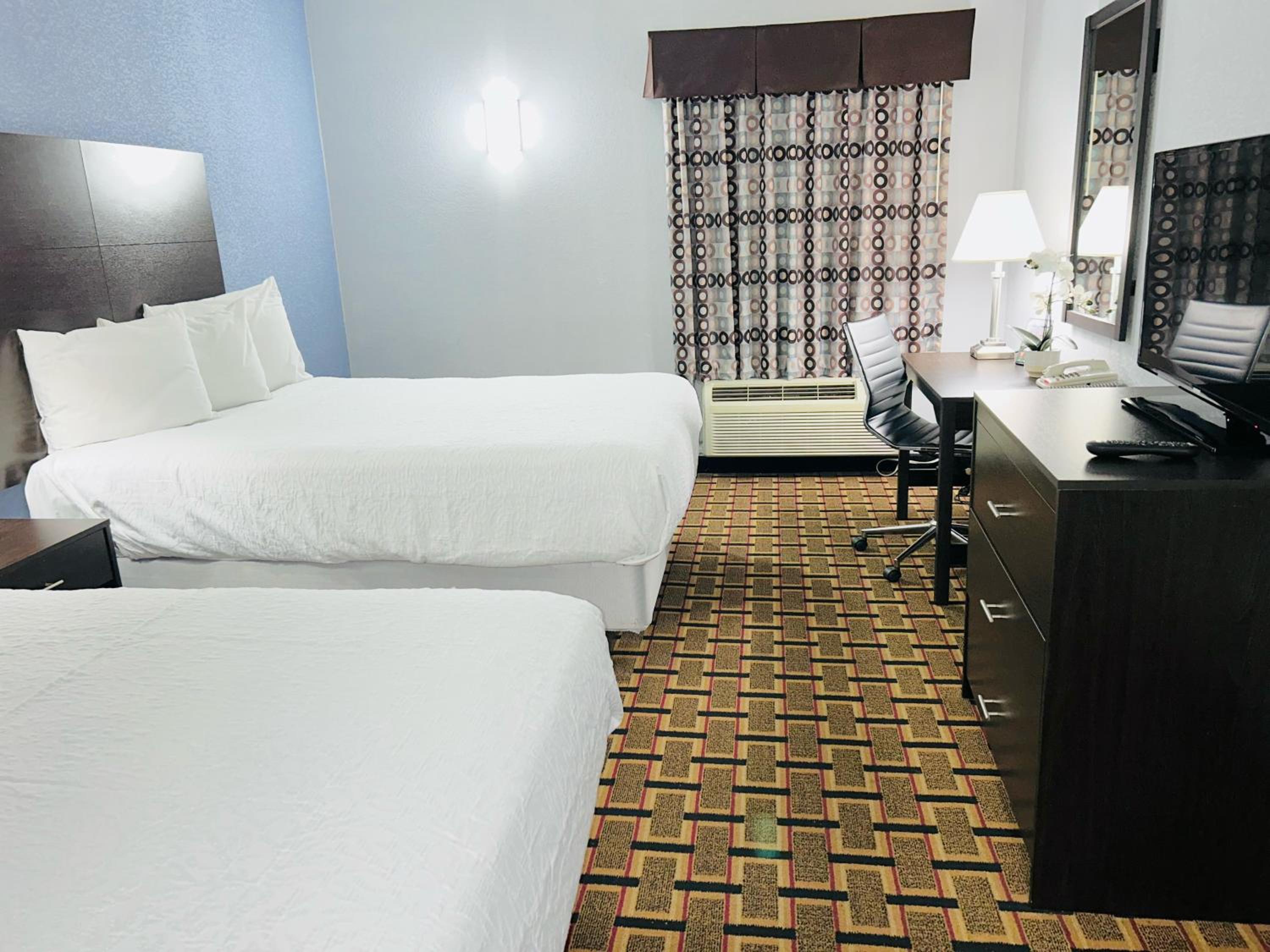 Queen Room with Two Queen Beds - Non-Smoking - Photo 2