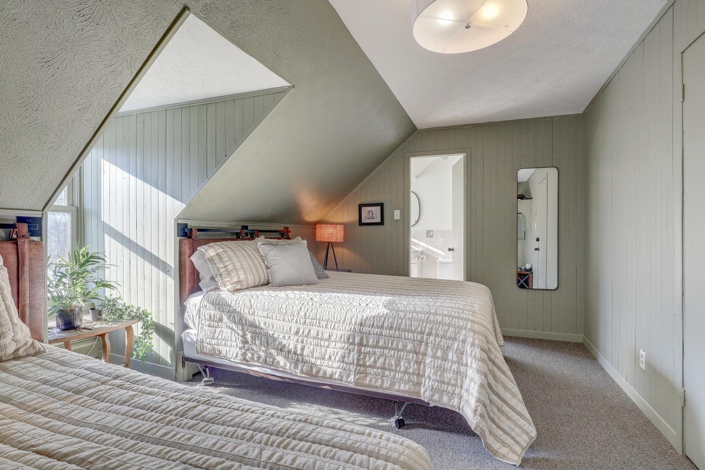 Queen Room with Two Queen Beds photo 1
