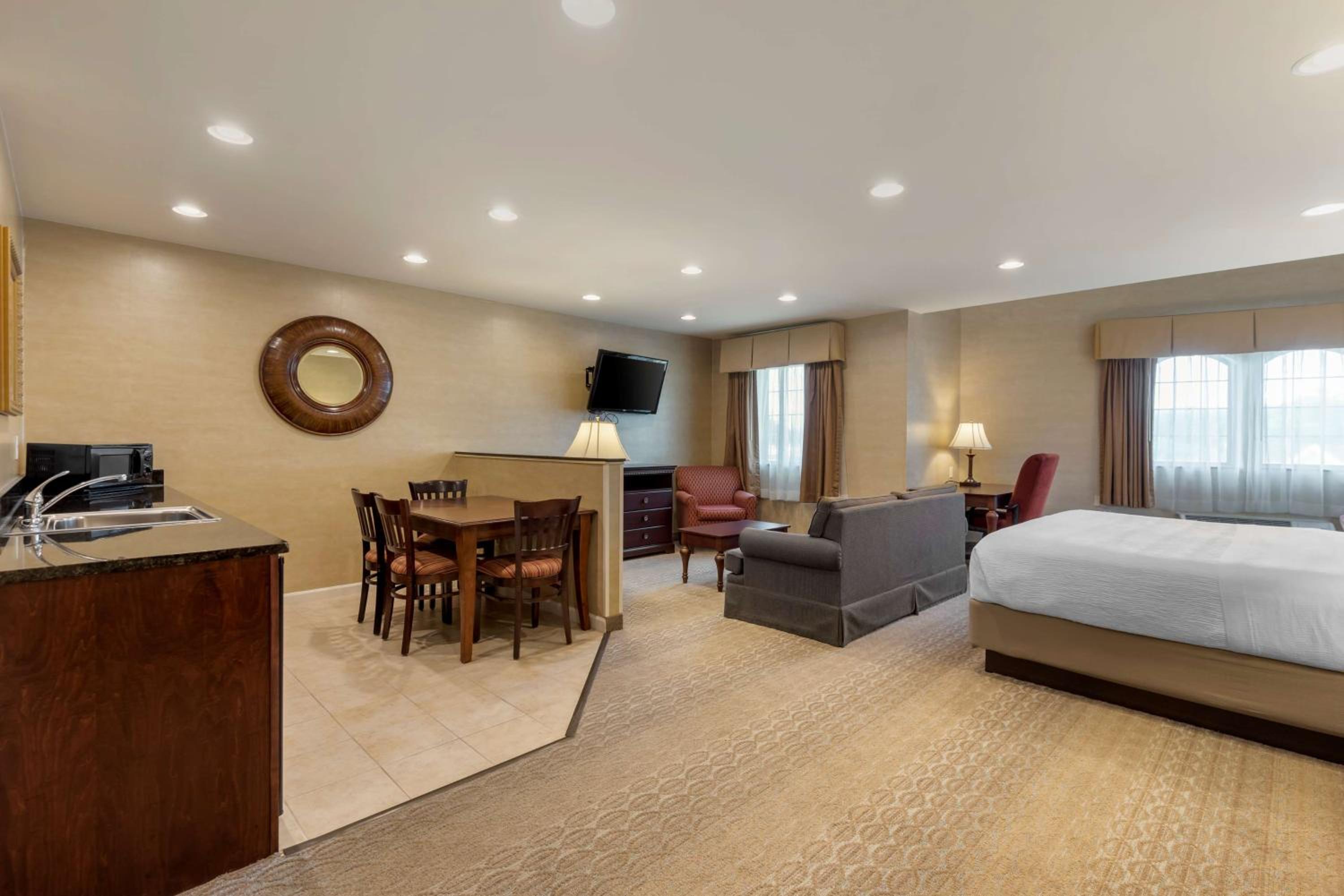 King Room with Sofa Bed - Non-Smoking - Photo 5