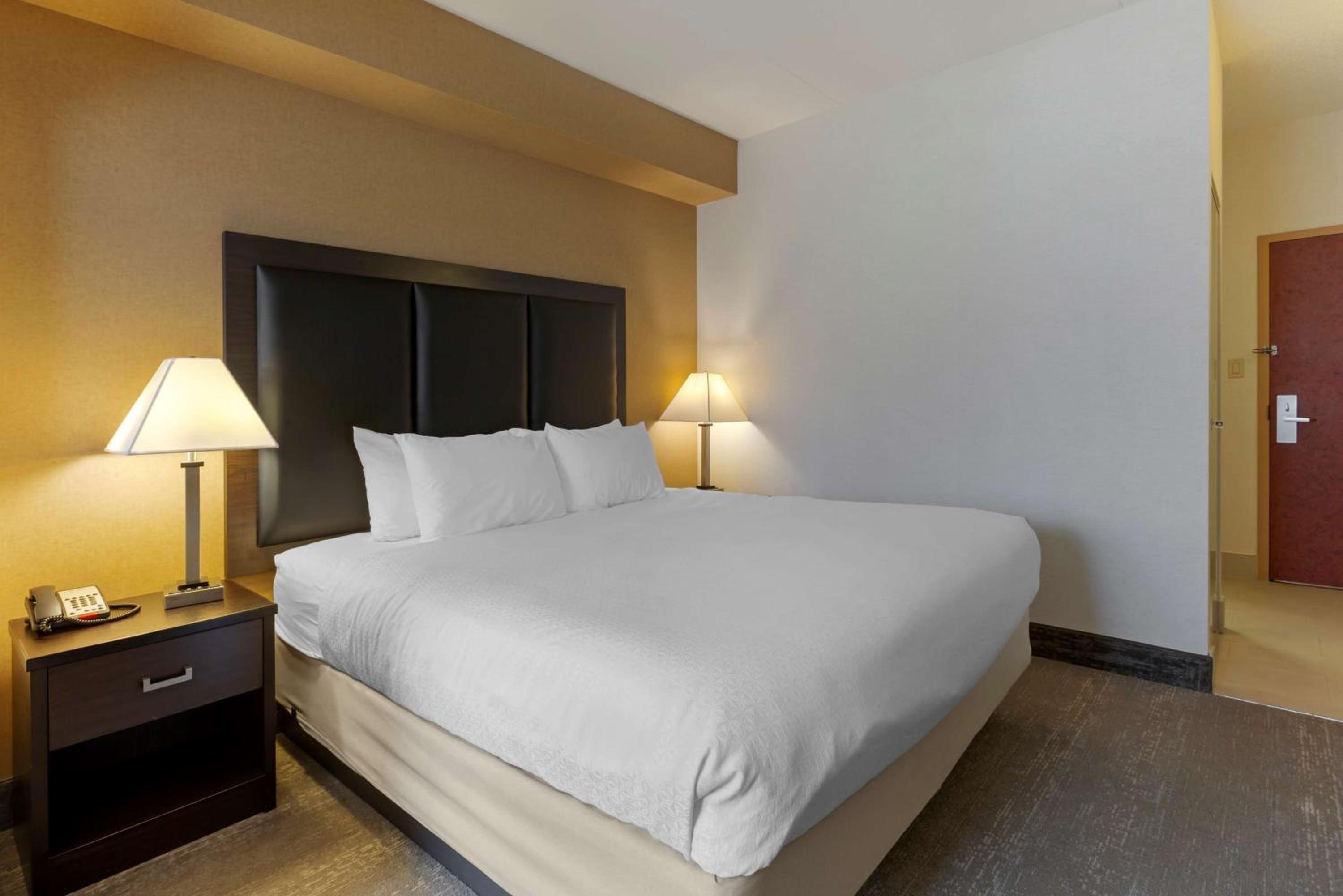 Executive King Room with Walk-In Shower - Disability Access/Non-Smoking
