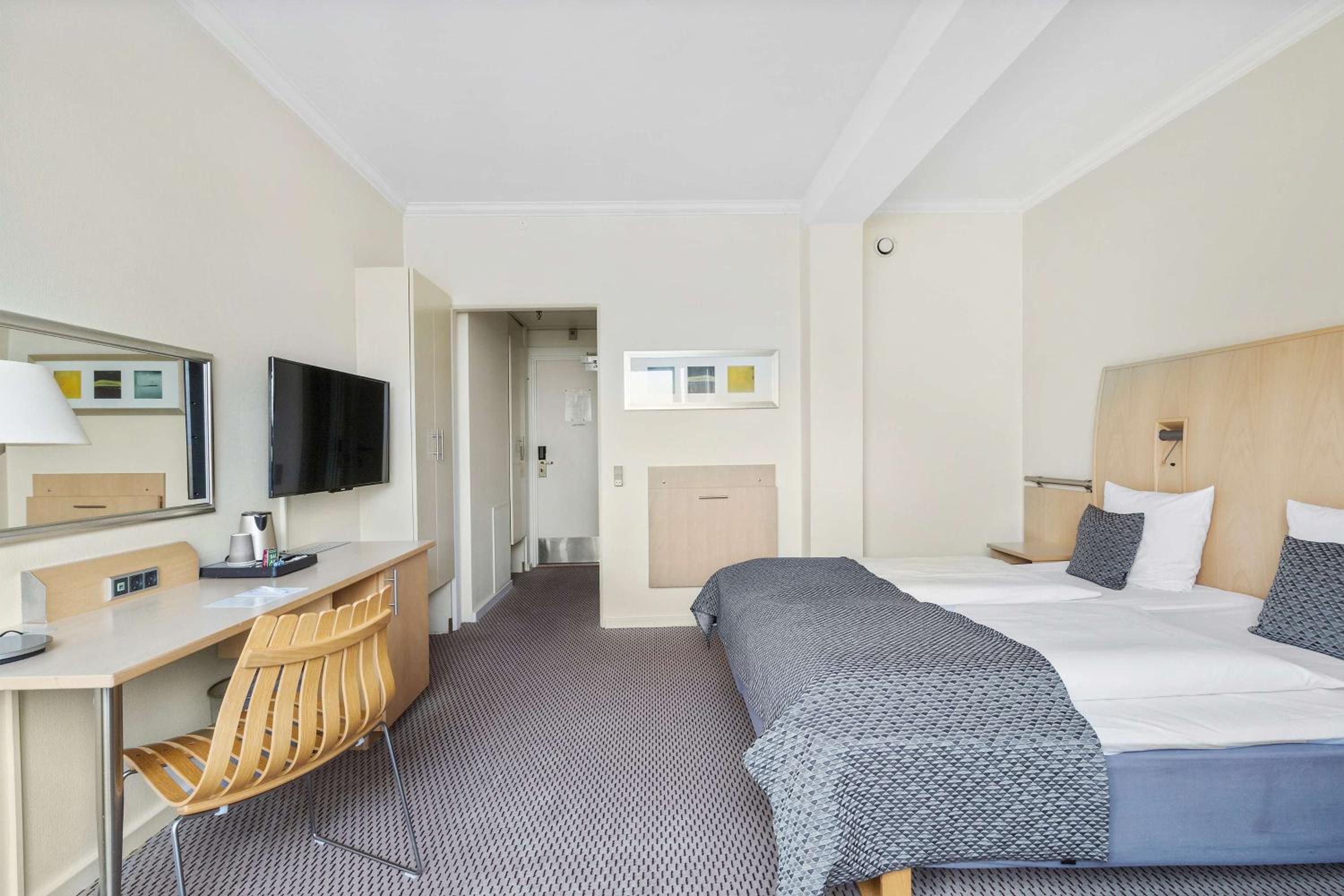 Standard Twin Room - Photo 9