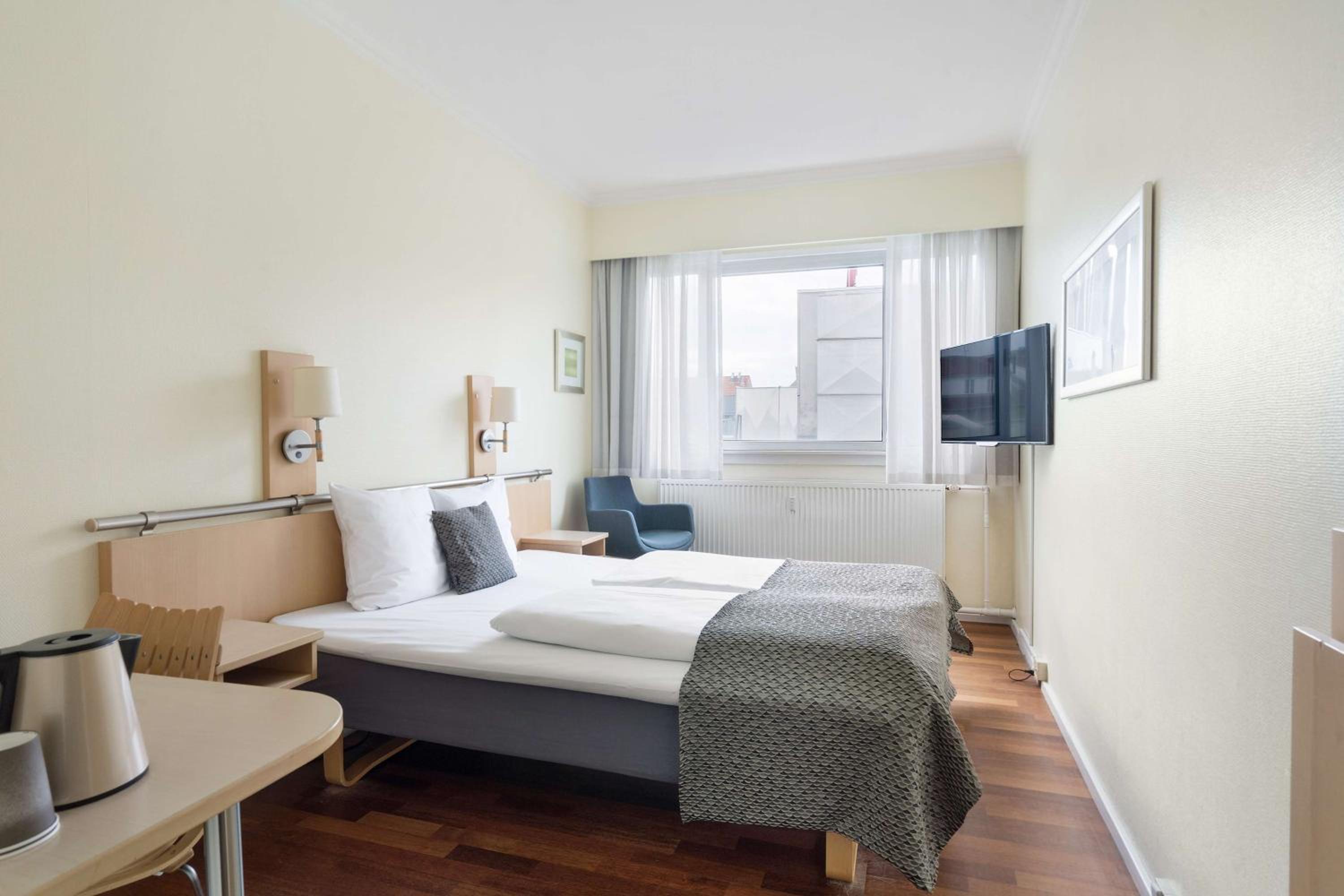Standard Queen Room