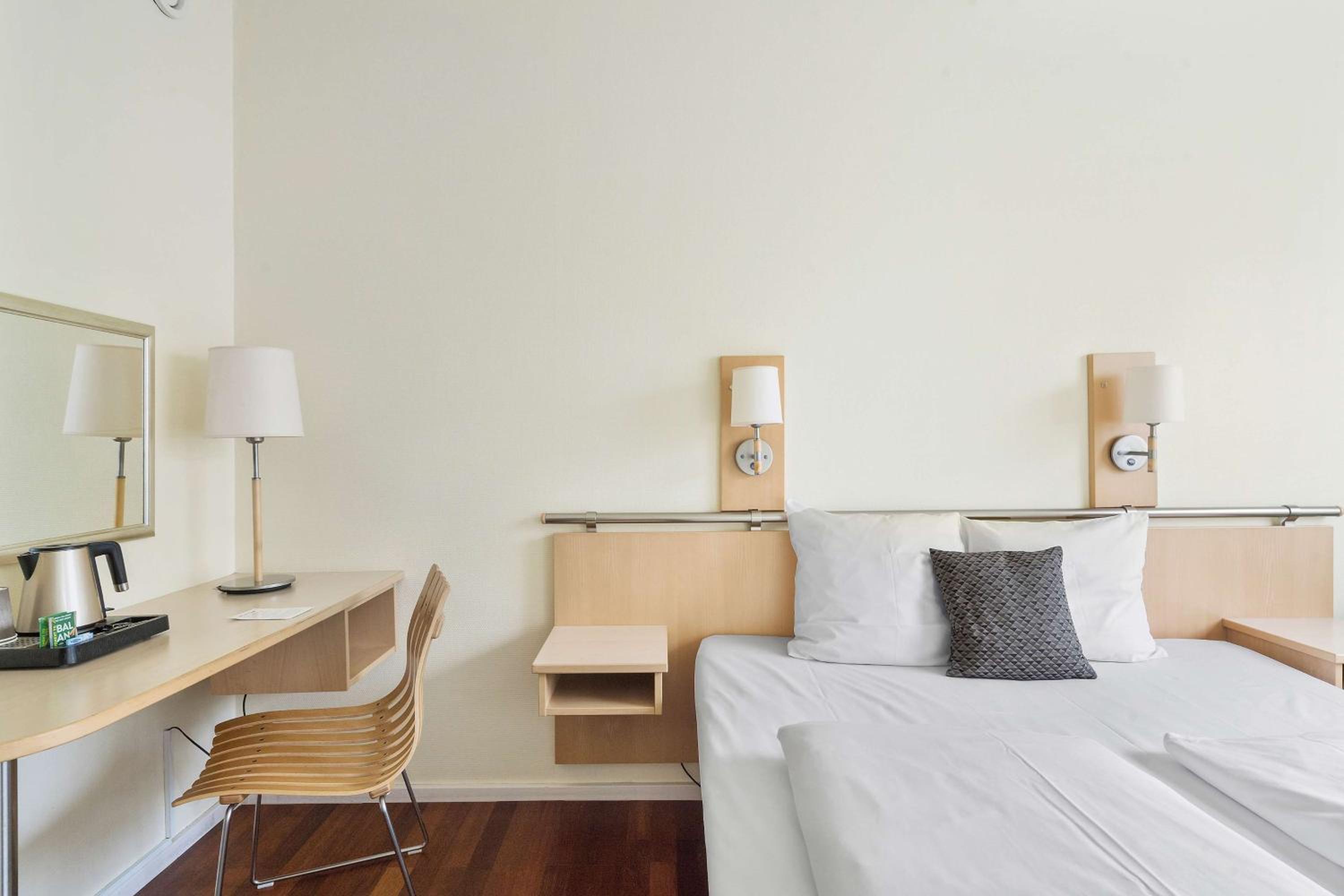 Standard Queen Room - Photo 9