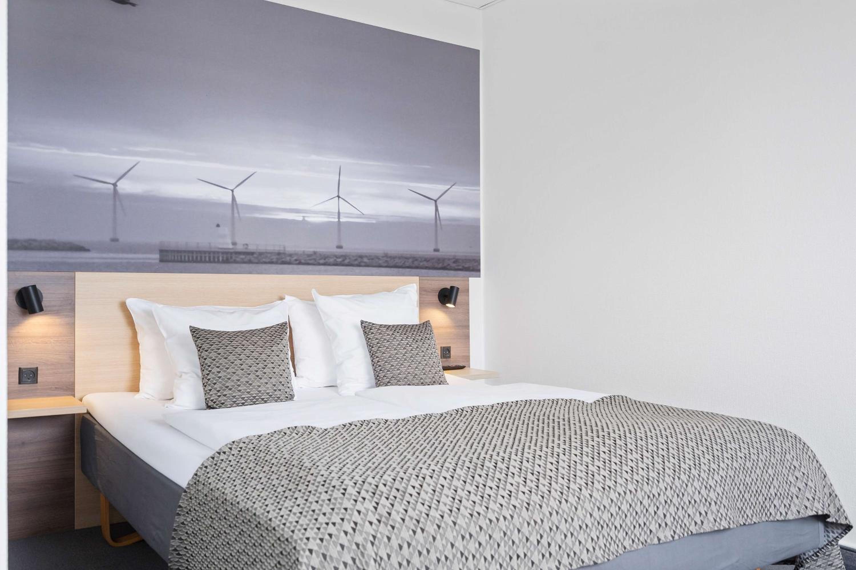 Deluxe Room with One Queen and One Single Bed