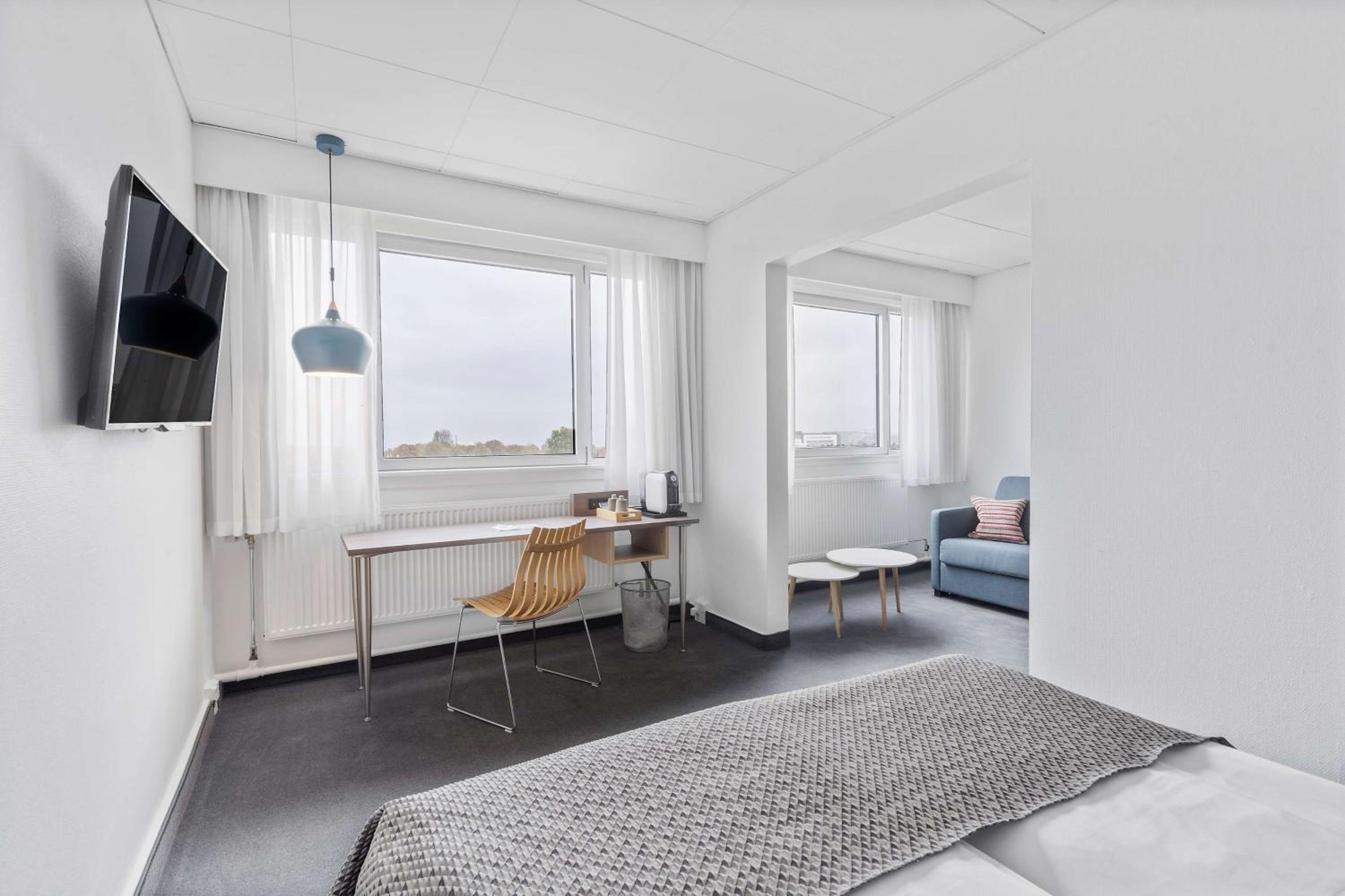 Deluxe Room with One Queen and One Single Bed