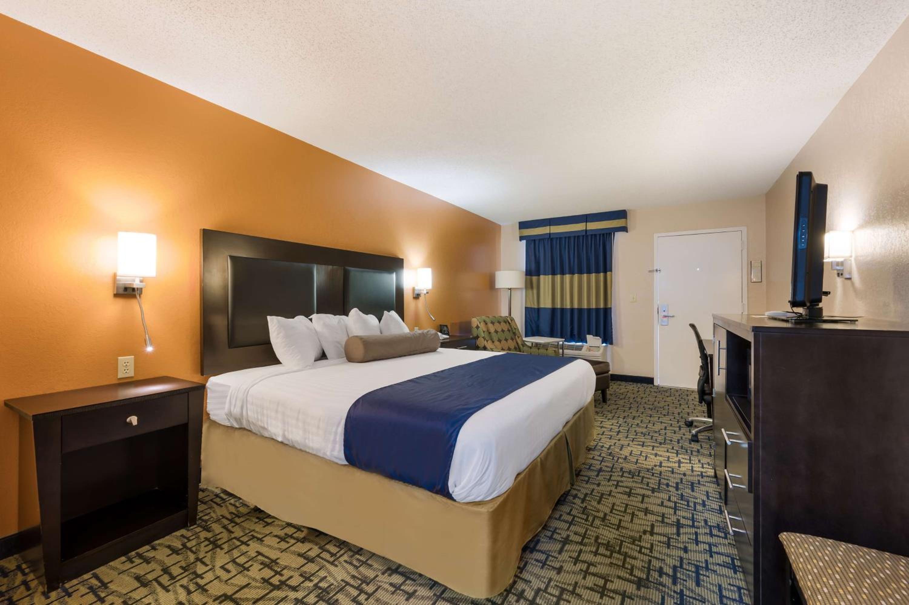 King Room with One King Bed - Non-Smoking photo 2