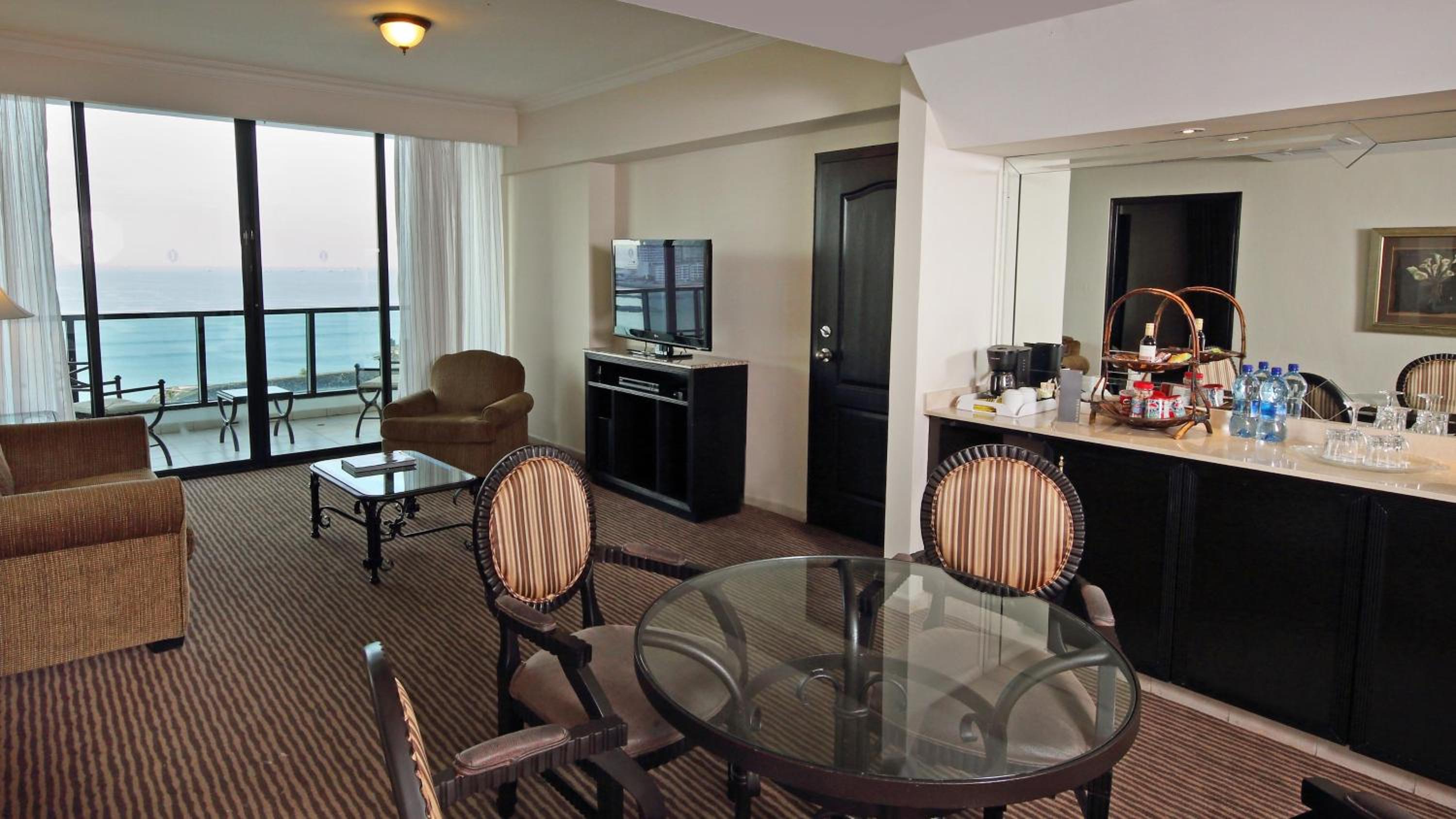 Two-Bedroom Suite with Ocean View and Dining Area - Club Lounge Access - Photo 6