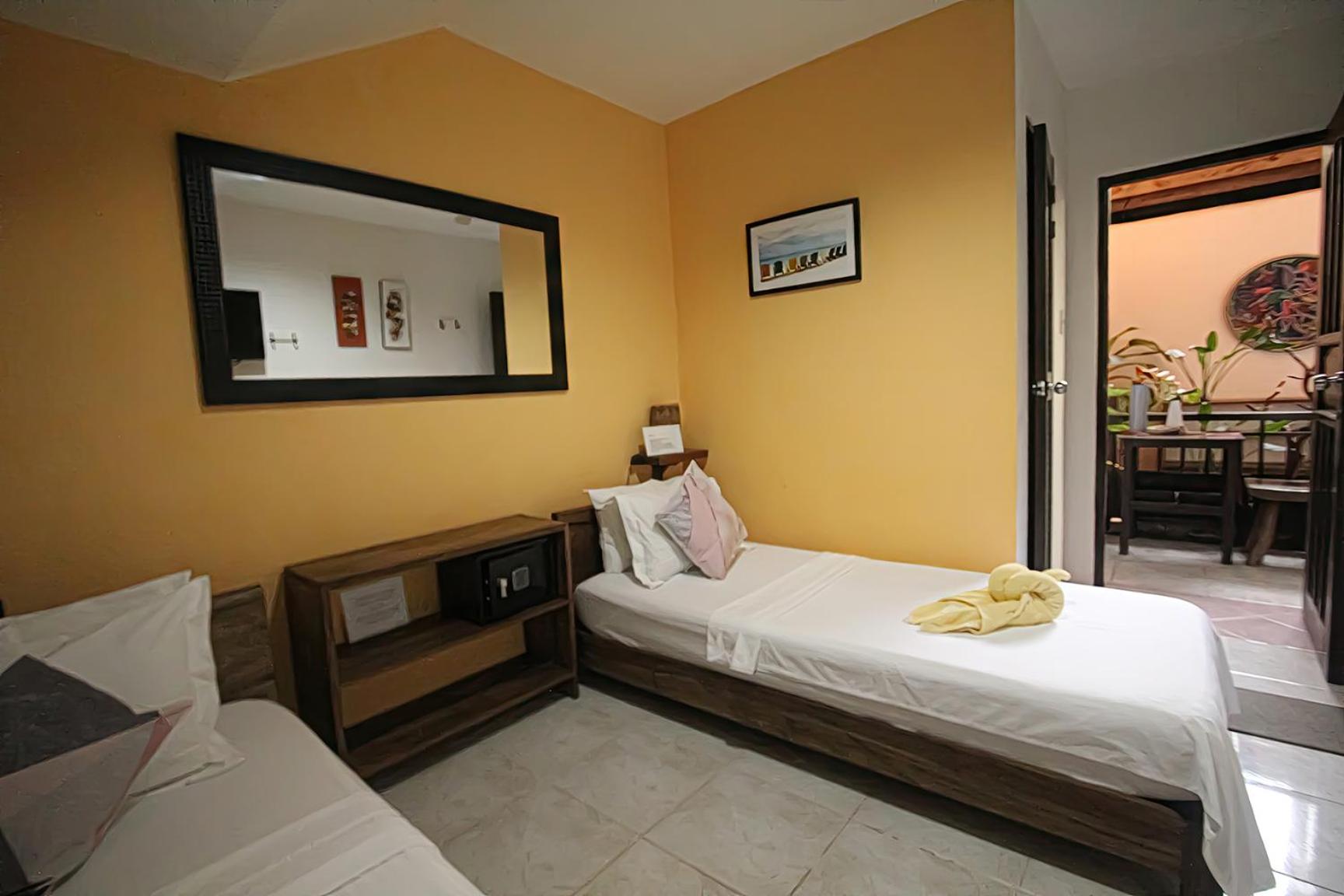 Standard Twin Room - Photo 4