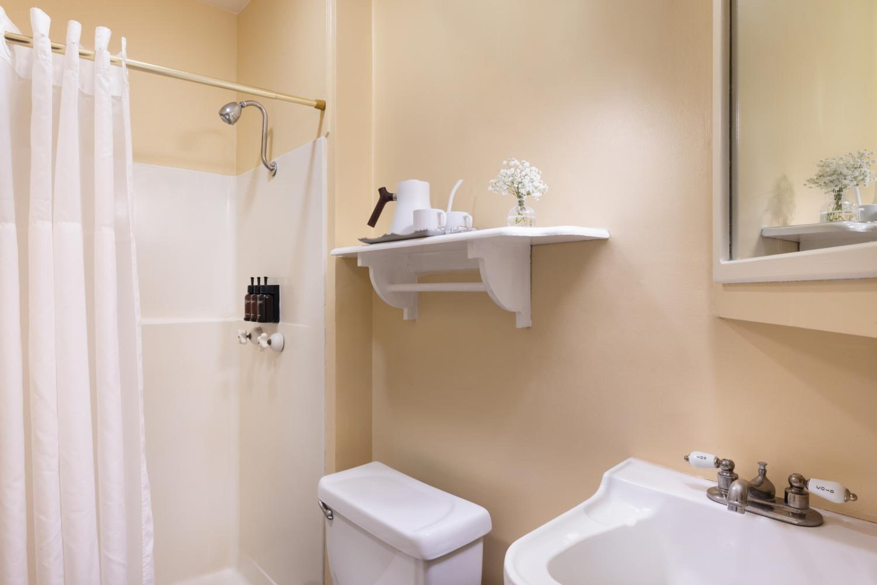 Premium Twin Room - Photo 3