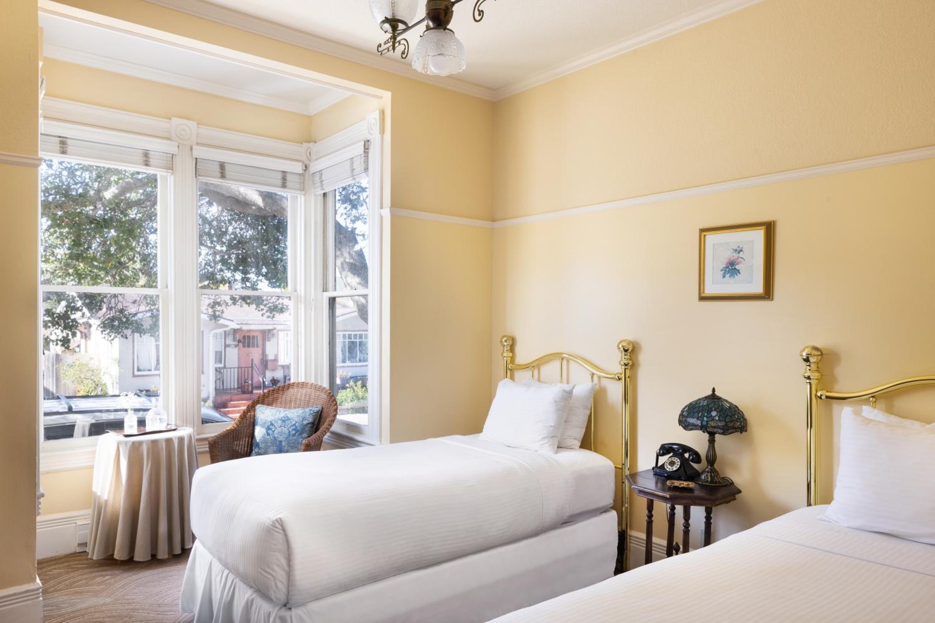 Premium Twin Room - Photo 1