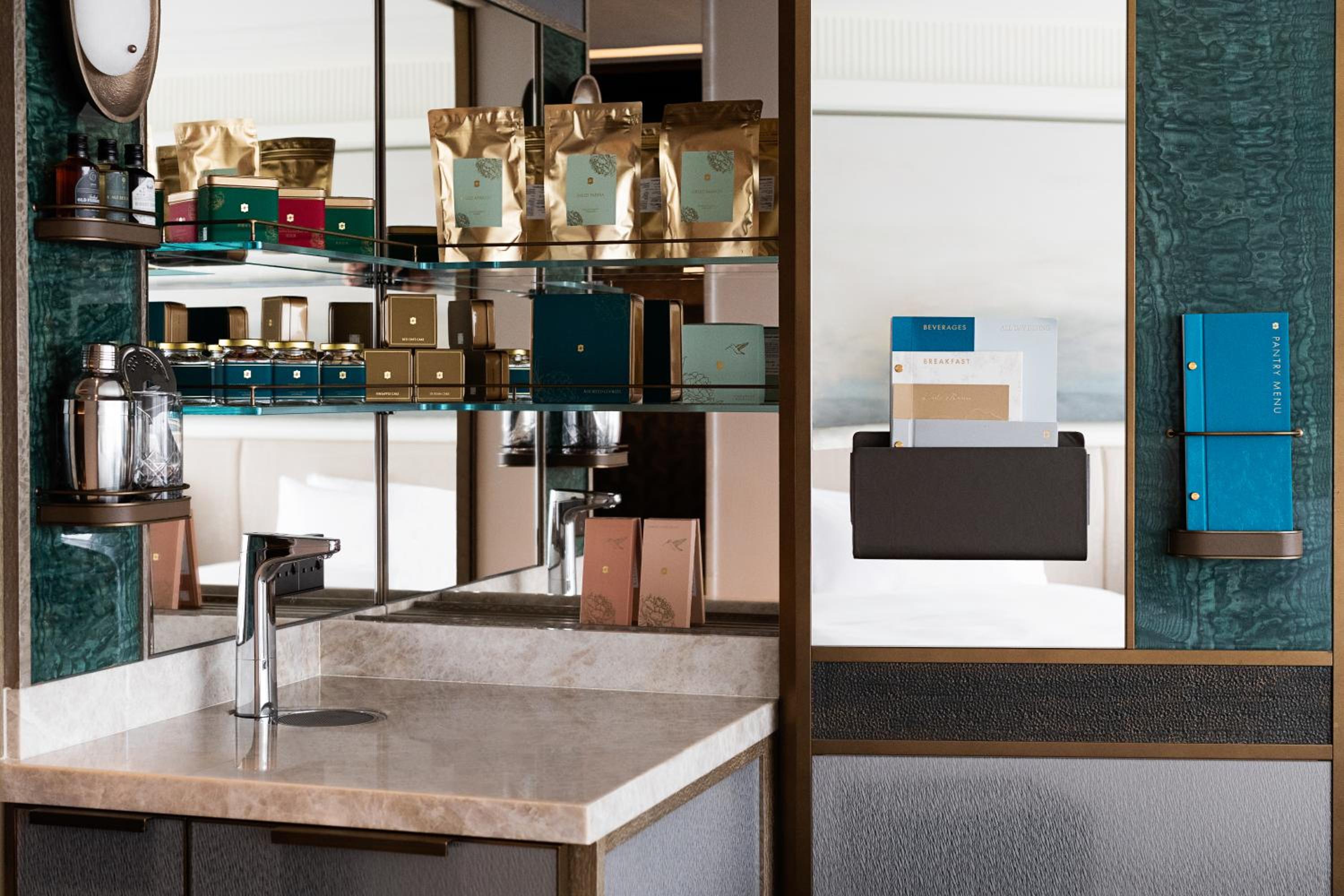 Island Shangri-La Horizon Harbor View Twin Room