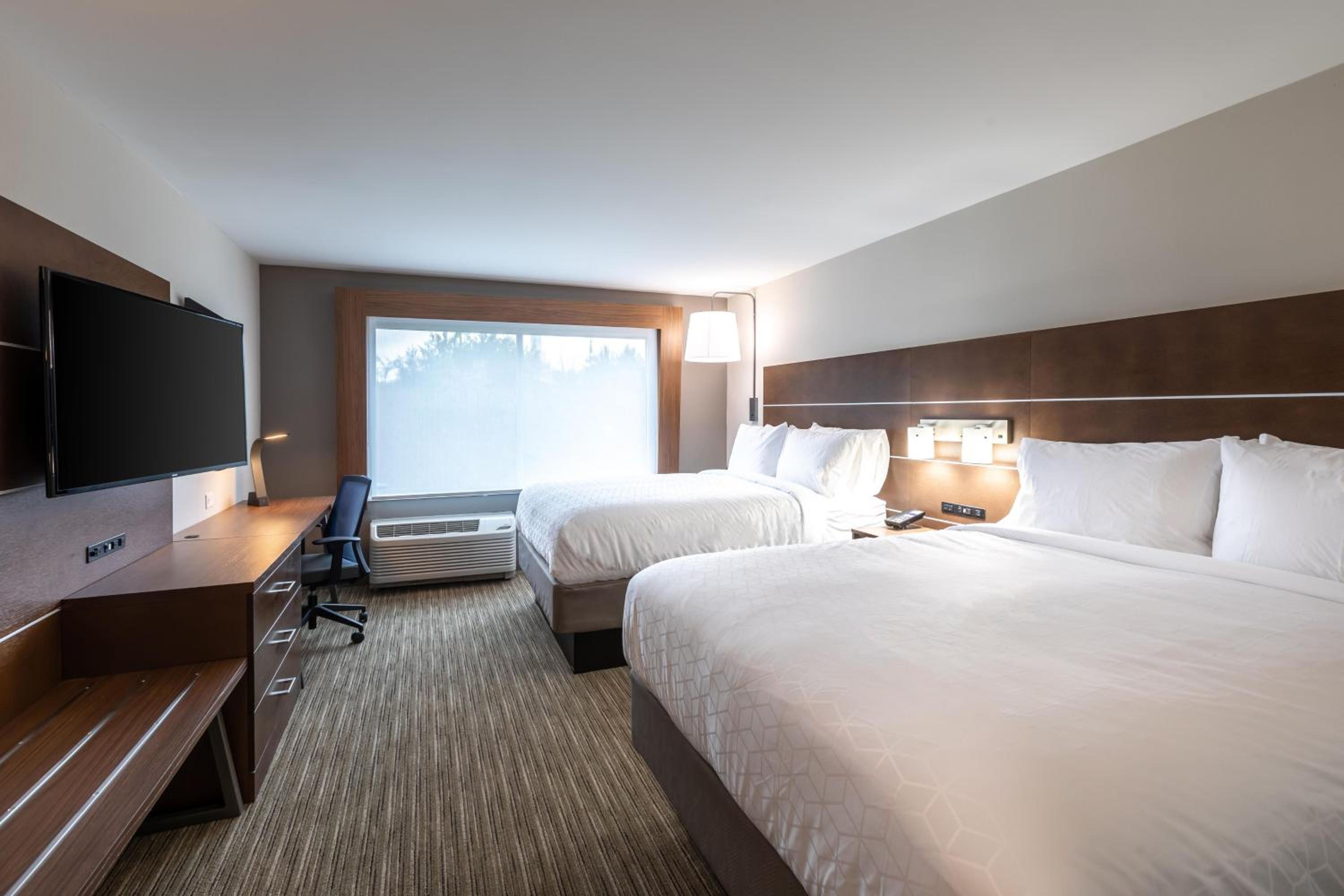 Standard Queen Room with Two Queen Beds - Communications Accessible photo 1