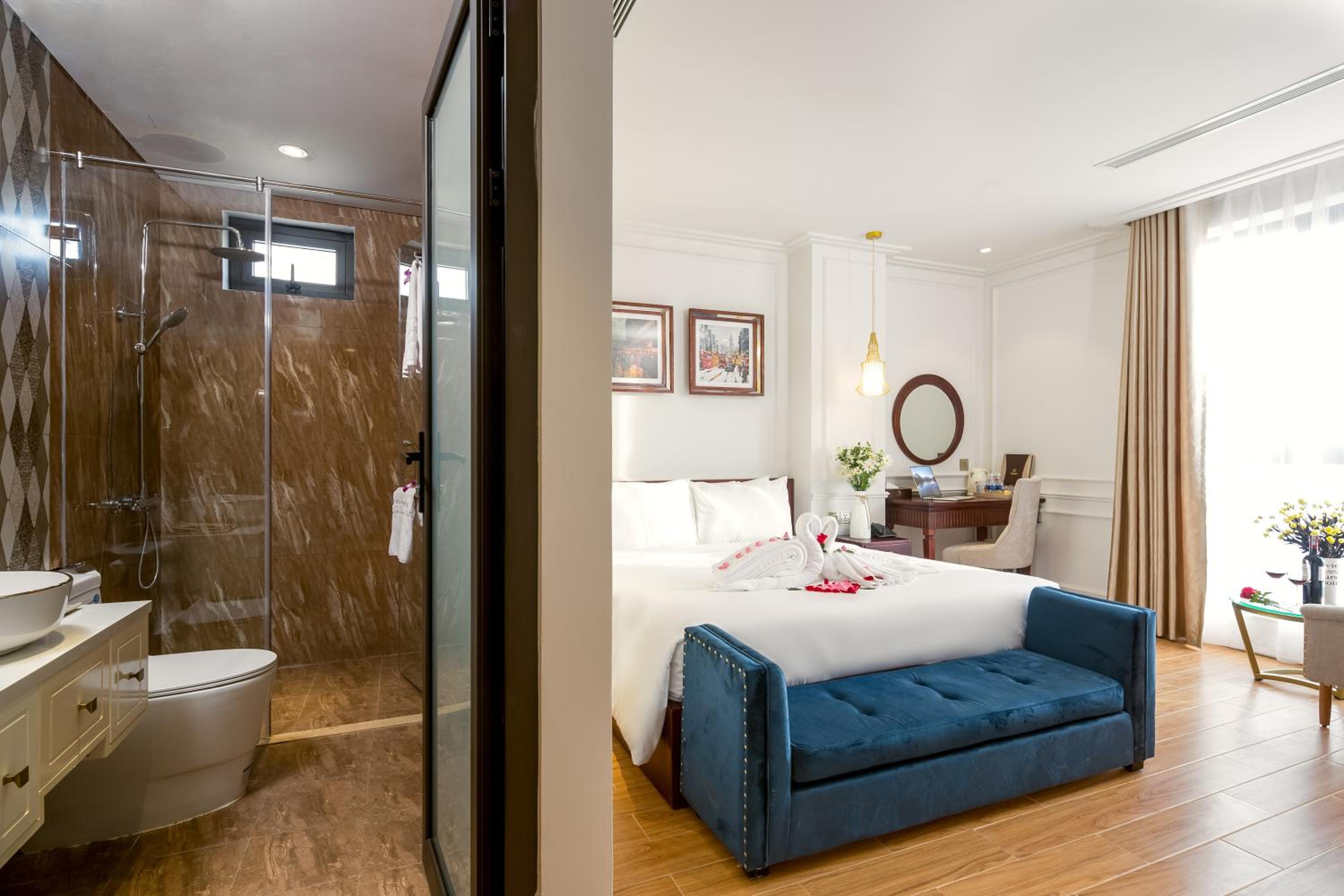 Deluxe King Suite - Photo 3