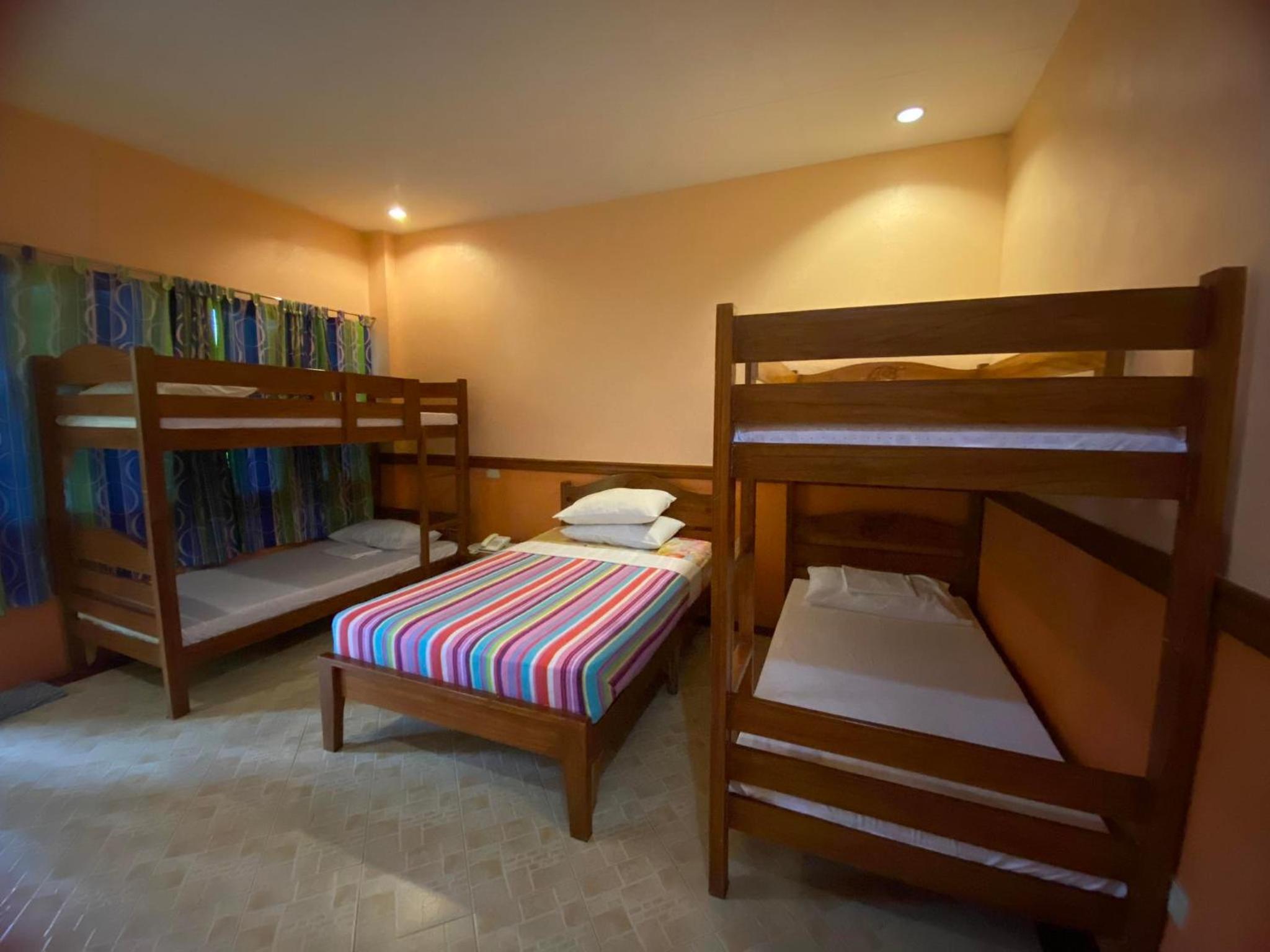 6-Bed Mixed Dormitory Room photo 3