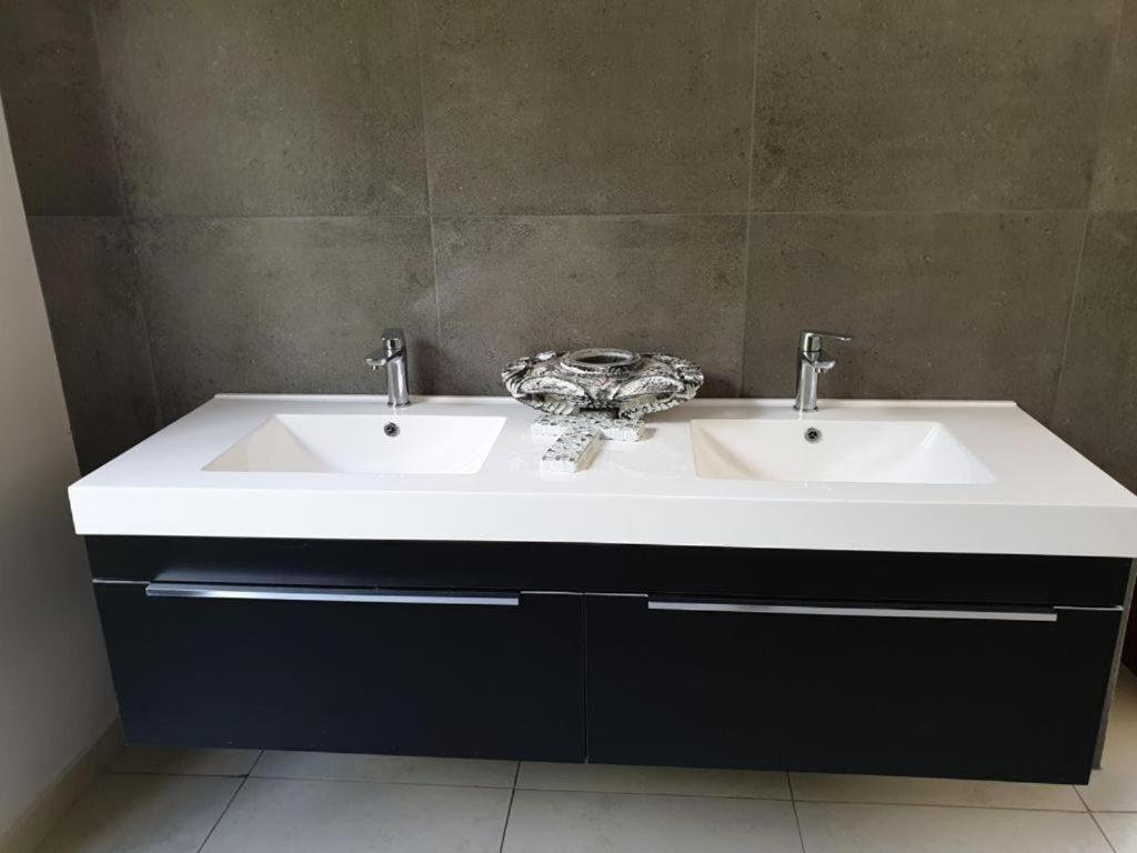 Deluxe Double Room with Shower - Photo 11